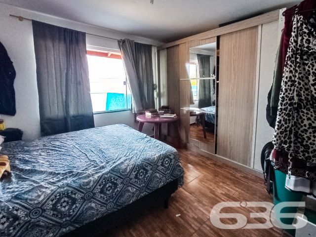 UMA JÓIA NO LITORAL CATARINENSE: IMÓVEL RESIDENCIAL E COMERCIAL A POUCOS PASSOS DA PRAIA EM BALNEÁRIO BARRA DO SUL!

Já imaginou viver e empreender no mesmo lugar, em um imóvel que une conforto, versatilidade e localização privilegiada? Esta é a oportunidade que você estava esperando! Situado no coração do bairro Salinas, em Balneário Barra do Sul/SC, este imóvel de esquina é perfeito para quem deseja aliar qualidade de vida à rentabilidade.

Com uma área total de 380m² e uma construção sólida de 220m², este imóvel foi projetado para atender tanto às necessidades de quem procura um lar espaçoso quanto de quem deseja investir em um ponto comercial com alto potencial.

CARACTERÍSTICAS DO IMÓVEL

Piso Superior:

Apartamento amplo com 3 dormitórios, incluindo uma suíte.
Sala de estar e jantar integradas, perfeitas para momentos em família.
Cozinha funcional, pronta para ser personalizada.
Sacada com churrasqueira, ideal para desfrutar de dias ensolarados e noites agradáveis com vista para o mar.

Piso Inferior:

Estrutura comercial completa, atualmente adaptada para restaurante ou outro empreendimento.
Dois banheiros e espaço amplo que pode ser facilmente configurado conforme sua necessidade.
Ideal para atender turistas e moradores, aproveitando o grande movimento da região.

Garagem:

6 vagas, sendo 2 cobertas e 4 descobertas, garantindo praticidade e conforto para moradores e clientes.

O QUE TORNA ESTE IMÓVEL ESPECIAL?

Localização Impecável: Situado a poucos metros da praia, este imóvel oferece a atmosfera perfeita do litoral. Caminhe até o mar em instantes e aproveite a brisa fresca e o som relaxante das ondas.


UM LUGAR PARA MORAR, INVESTIR E VIVER GRANDES MOMENTOS
Imagine passar os dias com a família em um espaço confortável, enquanto administra um negócio próspero no térreo. Ou, se preferir, aproveite o imóvel para locações de temporada, explorando o alto fluxo turístico de Balneário Barra do Sul. Seja qual for sua escolha, este imóvel é um investimento certeiro.

Com sua localização estratégica, a apenas alguns metros da praia e próximo a comércios locais, este imóvel tem tudo para ser o ponto alto do seu portfólio.

Agende já uma visita e descubra o potencial deste imóvel único. Seja para viver ou empreender, aqui está o início de um novo capítulo em sua vida!

636 NEGÓCIOS IMOBILIÁRIOS: A SUA MELHOR ESCOLHA
Com mais de 30 anos de experiência, a 636 Negócios Imobiliários é sua parceira ideal para encontrar o imóvel perfeito. Estamos prontos para ajudá-lo a fazer deste imóvel o seu novo lar.
 
Telefone: (47) 3451-0636
WhatsApp: (47) 99190-0636
 
Não perca esta oportunidade única. Visite nosso site para mais informações: i636.com.br