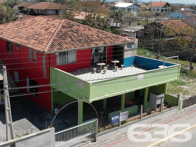 UMA JÓIA NO LITORAL CATARINENSE: IMÓVEL RESIDENCIAL E COMERCIAL A POUCOS PASSOS DA PRAIA EM BALNEÁRIO BARRA DO SUL!

Já imaginou viver e empreender no mesmo lugar, em um imóvel que une conforto, versatilidade e localização privilegiada? Esta é a oportunidade que você estava esperando! Situado no coração do bairro Salinas, em Balneário Barra do Sul/SC, este imóvel de esquina é perfeito para quem deseja aliar qualidade de vida à rentabilidade.

Com uma área total de 380m² e uma construção sólida de 220m², este imóvel foi projetado para atender tanto às necessidades de quem procura um lar espaçoso quanto de quem deseja investir em um ponto comercial com alto potencial.

CARACTERÍSTICAS DO IMÓVEL

Piso Superior:

Apartamento amplo com 3 dormitórios, incluindo uma suíte.
Sala de estar e jantar integradas, perfeitas para momentos em família.
Cozinha funcional, pronta para ser personalizada.
Sacada com churrasqueira, ideal para desfrutar de dias ensolarados e noites agradáveis com vista para o mar.

Piso Inferior:

Estrutura comercial completa, atualmente adaptada para restaurante ou outro empreendimento.
Dois banheiros e espaço amplo que pode ser facilmente configurado conforme sua necessidade.
Ideal para atender turistas e moradores, aproveitando o grande movimento da região.

Garagem:

6 vagas, sendo 2 cobertas e 4 descobertas, garantindo praticidade e conforto para moradores e clientes.

O QUE TORNA ESTE IMÓVEL ESPECIAL?

Localização Impecável: Situado a poucos metros da praia, este imóvel oferece a atmosfera perfeita do litoral. Caminhe até o mar em instantes e aproveite a brisa fresca e o som relaxante das ondas.


UM LUGAR PARA MORAR, INVESTIR E VIVER GRANDES MOMENTOS
Imagine passar os dias com a família em um espaço confortável, enquanto administra um negócio próspero no térreo. Ou, se preferir, aproveite o imóvel para locações de temporada, explorando o alto fluxo turístico de Balneário Barra do Sul. Seja qual for sua escolha, este imóvel é um investimento certeiro.

Com sua localização estratégica, a apenas alguns metros da praia e próximo a comércios locais, este imóvel tem tudo para ser o ponto alto do seu portfólio.

Agende já uma visita e descubra o potencial deste imóvel único. Seja para viver ou empreender, aqui está o início de um novo capítulo em sua vida!

636 NEGÓCIOS IMOBILIÁRIOS: A SUA MELHOR ESCOLHA
Com mais de 30 anos de experiência, a 636 Negócios Imobiliários é sua parceira ideal para encontrar o imóvel perfeito. Estamos prontos para ajudá-lo a fazer deste imóvel o seu novo lar.
 
Telefone: (47) 3451-0636
WhatsApp: (47) 99190-0636
 
Não perca esta oportunidade única. Visite nosso site para mais informações: i636.com.br