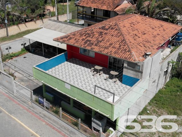 UMA JÓIA NO LITORAL CATARINENSE: IMÓVEL RESIDENCIAL E COMERCIAL A POUCOS PASSOS DA PRAIA EM BALNEÁRIO BARRA DO SUL!

Já imaginou viver e empreender no mesmo lugar, em um imóvel que une conforto, versatilidade e localização privilegiada? Esta é a oportunidade que você estava esperando! Situado no coração do bairro Salinas, em Balneário Barra do Sul/SC, este imóvel de esquina é perfeito para quem deseja aliar qualidade de vida à rentabilidade.

Com uma área total de 380m² e uma construção sólida de 220m², este imóvel foi projetado para atender tanto às necessidades de quem procura um lar espaçoso quanto de quem deseja investir em um ponto comercial com alto potencial.

CARACTERÍSTICAS DO IMÓVEL

Piso Superior:

Apartamento amplo com 3 dormitórios, incluindo uma suíte.
Sala de estar e jantar integradas, perfeitas para momentos em família.
Cozinha funcional, pronta para ser personalizada.
Sacada com churrasqueira, ideal para desfrutar de dias ensolarados e noites agradáveis com vista para o mar.

Piso Inferior:

Estrutura comercial completa, atualmente adaptada para restaurante ou outro empreendimento.
Dois banheiros e espaço amplo que pode ser facilmente configurado conforme sua necessidade.
Ideal para atender turistas e moradores, aproveitando o grande movimento da região.

Garagem:

6 vagas, sendo 2 cobertas e 4 descobertas, garantindo praticidade e conforto para moradores e clientes.

O QUE TORNA ESTE IMÓVEL ESPECIAL?

Localização Impecável: Situado a poucos metros da praia, este imóvel oferece a atmosfera perfeita do litoral. Caminhe até o mar em instantes e aproveite a brisa fresca e o som relaxante das ondas.


UM LUGAR PARA MORAR, INVESTIR E VIVER GRANDES MOMENTOS
Imagine passar os dias com a família em um espaço confortável, enquanto administra um negócio próspero no térreo. Ou, se preferir, aproveite o imóvel para locações de temporada, explorando o alto fluxo turístico de Balneário Barra do Sul. Seja qual for sua escolha, este imóvel é um investimento certeiro.

Com sua localização estratégica, a apenas alguns metros da praia e próximo a comércios locais, este imóvel tem tudo para ser o ponto alto do seu portfólio.

Agende já uma visita e descubra o potencial deste imóvel único. Seja para viver ou empreender, aqui está o início de um novo capítulo em sua vida!

636 NEGÓCIOS IMOBILIÁRIOS: A SUA MELHOR ESCOLHA
Com mais de 30 anos de experiência, a 636 Negócios Imobiliários é sua parceira ideal para encontrar o imóvel perfeito. Estamos prontos para ajudá-lo a fazer deste imóvel o seu novo lar.
 
Telefone: (47) 3451-0636
WhatsApp: (47) 99190-0636
 
Não perca esta oportunidade única. Visite nosso site para mais informações: i636.com.br