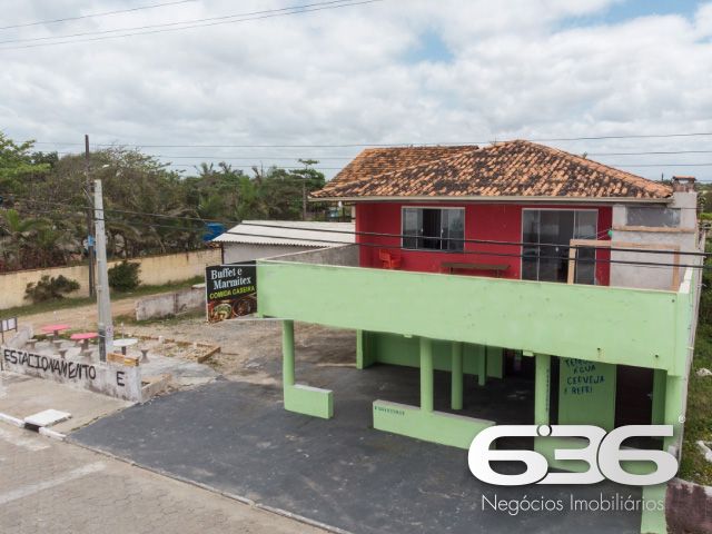 UMA JÓIA NO LITORAL CATARINENSE: IMÓVEL RESIDENCIAL E COMERCIAL A POUCOS PASSOS DA PRAIA EM BALNEÁRIO BARRA DO SUL!

Já imaginou viver e empreender no mesmo lugar, em um imóvel que une conforto, versatilidade e localização privilegiada? Esta é a oportunidade que você estava esperando! Situado no coração do bairro Salinas, em Balneário Barra do Sul/SC, este imóvel de esquina é perfeito para quem deseja aliar qualidade de vida à rentabilidade.

Com uma área total de 380m² e uma construção sólida de 220m², este imóvel foi projetado para atender tanto às necessidades de quem procura um lar espaçoso quanto de quem deseja investir em um ponto comercial com alto potencial.

CARACTERÍSTICAS DO IMÓVEL

Piso Superior:

Apartamento amplo com 3 dormitórios, incluindo uma suíte.
Sala de estar e jantar integradas, perfeitas para momentos em família.
Cozinha funcional, pronta para ser personalizada.
Sacada com churrasqueira, ideal para desfrutar de dias ensolarados e noites agradáveis com vista para o mar.

Piso Inferior:

Estrutura comercial completa, atualmente adaptada para restaurante ou outro empreendimento.
Dois banheiros e espaço amplo que pode ser facilmente configurado conforme sua necessidade.
Ideal para atender turistas e moradores, aproveitando o grande movimento da região.

Garagem:

6 vagas, sendo 2 cobertas e 4 descobertas, garantindo praticidade e conforto para moradores e clientes.

O QUE TORNA ESTE IMÓVEL ESPECIAL?

Localização Impecável: Situado a poucos metros da praia, este imóvel oferece a atmosfera perfeita do litoral. Caminhe até o mar em instantes e aproveite a brisa fresca e o som relaxante das ondas.


UM LUGAR PARA MORAR, INVESTIR E VIVER GRANDES MOMENTOS
Imagine passar os dias com a família em um espaço confortável, enquanto administra um negócio próspero no térreo. Ou, se preferir, aproveite o imóvel para locações de temporada, explorando o alto fluxo turístico de Balneário Barra do Sul. Seja qual for sua escolha, este imóvel é um investimento certeiro.

Com sua localização estratégica, a apenas alguns metros da praia e próximo a comércios locais, este imóvel tem tudo para ser o ponto alto do seu portfólio.

Agende já uma visita e descubra o potencial deste imóvel único. Seja para viver ou empreender, aqui está o início de um novo capítulo em sua vida!

636 NEGÓCIOS IMOBILIÁRIOS: A SUA MELHOR ESCOLHA
Com mais de 30 anos de experiência, a 636 Negócios Imobiliários é sua parceira ideal para encontrar o imóvel perfeito. Estamos prontos para ajudá-lo a fazer deste imóvel o seu novo lar.
 
Telefone: (47) 3451-0636
WhatsApp: (47) 99190-0636
 
Não perca esta oportunidade única. Visite nosso site para mais informações: i636.com.br