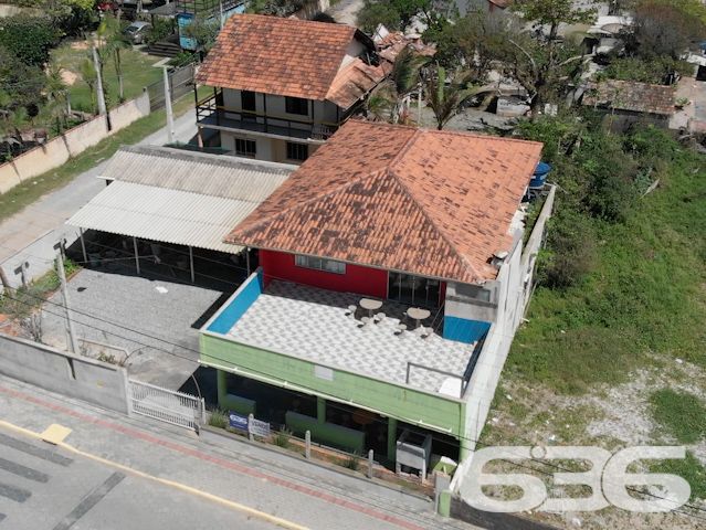 UMA JÓIA NO LITORAL CATARINENSE: IMÓVEL RESIDENCIAL E COMERCIAL A POUCOS PASSOS DA PRAIA EM BALNEÁRIO BARRA DO SUL!

Já imaginou viver e empreender no mesmo lugar, em um imóvel que une conforto, versatilidade e localização privilegiada? Esta é a oportunidade que você estava esperando! Situado no coração do bairro Salinas, em Balneário Barra do Sul/SC, este imóvel de esquina é perfeito para quem deseja aliar qualidade de vida à rentabilidade.

Com uma área total de 380m² e uma construção sólida de 220m², este imóvel foi projetado para atender tanto às necessidades de quem procura um lar espaçoso quanto de quem deseja investir em um ponto comercial com alto potencial.

CARACTERÍSTICAS DO IMÓVEL

Piso Superior:

Apartamento amplo com 3 dormitórios, incluindo uma suíte.
Sala de estar e jantar integradas, perfeitas para momentos em família.
Cozinha funcional, pronta para ser personalizada.
Sacada com churrasqueira, ideal para desfrutar de dias ensolarados e noites agradáveis com vista para o mar.

Piso Inferior:

Estrutura comercial completa, atualmente adaptada para restaurante ou outro empreendimento.
Dois banheiros e espaço amplo que pode ser facilmente configurado conforme sua necessidade.
Ideal para atender turistas e moradores, aproveitando o grande movimento da região.

Garagem:

6 vagas, sendo 2 cobertas e 4 descobertas, garantindo praticidade e conforto para moradores e clientes.

O QUE TORNA ESTE IMÓVEL ESPECIAL?

Localização Impecável: Situado a poucos metros da praia, este imóvel oferece a atmosfera perfeita do litoral. Caminhe até o mar em instantes e aproveite a brisa fresca e o som relaxante das ondas.


UM LUGAR PARA MORAR, INVESTIR E VIVER GRANDES MOMENTOS
Imagine passar os dias com a família em um espaço confortável, enquanto administra um negócio próspero no térreo. Ou, se preferir, aproveite o imóvel para locações de temporada, explorando o alto fluxo turístico de Balneário Barra do Sul. Seja qual for sua escolha, este imóvel é um investimento certeiro.

Com sua localização estratégica, a apenas alguns metros da praia e próximo a comércios locais, este imóvel tem tudo para ser o ponto alto do seu portfólio.

Agende já uma visita e descubra o potencial deste imóvel único. Seja para viver ou empreender, aqui está o início de um novo capítulo em sua vida!

636 NEGÓCIOS IMOBILIÁRIOS: A SUA MELHOR ESCOLHA
Com mais de 30 anos de experiência, a 636 Negócios Imobiliários é sua parceira ideal para encontrar o imóvel perfeito. Estamos prontos para ajudá-lo a fazer deste imóvel o seu novo lar.
 
Telefone: (47) 3451-0636
WhatsApp: (47) 99190-0636
 
Não perca esta oportunidade única. Visite nosso site para mais informações: i636.com.br