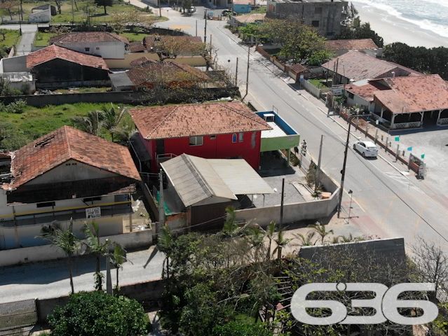 UMA JÓIA NO LITORAL CATARINENSE: IMÓVEL RESIDENCIAL E COMERCIAL A POUCOS PASSOS DA PRAIA EM BALNEÁRIO BARRA DO SUL!

Já imaginou viver e empreender no mesmo lugar, em um imóvel que une conforto, versatilidade e localização privilegiada? Esta é a oportunidade que você estava esperando! Situado no coração do bairro Salinas, em Balneário Barra do Sul/SC, este imóvel de esquina é perfeito para quem deseja aliar qualidade de vida à rentabilidade.

Com uma área total de 380m² e uma construção sólida de 220m², este imóvel foi projetado para atender tanto às necessidades de quem procura um lar espaçoso quanto de quem deseja investir em um ponto comercial com alto potencial.

CARACTERÍSTICAS DO IMÓVEL

Piso Superior:

Apartamento amplo com 3 dormitórios, incluindo uma suíte.
Sala de estar e jantar integradas, perfeitas para momentos em família.
Cozinha funcional, pronta para ser personalizada.
Sacada com churrasqueira, ideal para desfrutar de dias ensolarados e noites agradáveis com vista para o mar.

Piso Inferior:

Estrutura comercial completa, atualmente adaptada para restaurante ou outro empreendimento.
Dois banheiros e espaço amplo que pode ser facilmente configurado conforme sua necessidade.
Ideal para atender turistas e moradores, aproveitando o grande movimento da região.

Garagem:

6 vagas, sendo 2 cobertas e 4 descobertas, garantindo praticidade e conforto para moradores e clientes.

O QUE TORNA ESTE IMÓVEL ESPECIAL?

Localização Impecável: Situado a poucos metros da praia, este imóvel oferece a atmosfera perfeita do litoral. Caminhe até o mar em instantes e aproveite a brisa fresca e o som relaxante das ondas.


UM LUGAR PARA MORAR, INVESTIR E VIVER GRANDES MOMENTOS
Imagine passar os dias com a família em um espaço confortável, enquanto administra um negócio próspero no térreo. Ou, se preferir, aproveite o imóvel para locações de temporada, explorando o alto fluxo turístico de Balneário Barra do Sul. Seja qual for sua escolha, este imóvel é um investimento certeiro.

Com sua localização estratégica, a apenas alguns metros da praia e próximo a comércios locais, este imóvel tem tudo para ser o ponto alto do seu portfólio.

Agende já uma visita e descubra o potencial deste imóvel único. Seja para viver ou empreender, aqui está o início de um novo capítulo em sua vida!

636 NEGÓCIOS IMOBILIÁRIOS: A SUA MELHOR ESCOLHA
Com mais de 30 anos de experiência, a 636 Negócios Imobiliários é sua parceira ideal para encontrar o imóvel perfeito. Estamos prontos para ajudá-lo a fazer deste imóvel o seu novo lar.
 
Telefone: (47) 3451-0636
WhatsApp: (47) 99190-0636
 
Não perca esta oportunidade única. Visite nosso site para mais informações: i636.com.br
