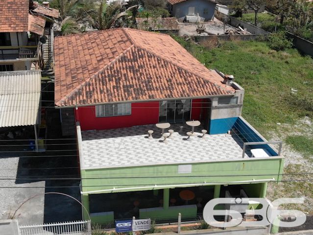 UMA JÓIA NO LITORAL CATARINENSE: IMÓVEL RESIDENCIAL E COMERCIAL A POUCOS PASSOS DA PRAIA EM BALNEÁRIO BARRA DO SUL!

Já imaginou viver e empreender no mesmo lugar, em um imóvel que une conforto, versatilidade e localização privilegiada? Esta é a oportunidade que você estava esperando! Situado no coração do bairro Salinas, em Balneário Barra do Sul/SC, este imóvel de esquina é perfeito para quem deseja aliar qualidade de vida à rentabilidade.

Com uma área total de 380m² e uma construção sólida de 220m², este imóvel foi projetado para atender tanto às necessidades de quem procura um lar espaçoso quanto de quem deseja investir em um ponto comercial com alto potencial.

CARACTERÍSTICAS DO IMÓVEL

Piso Superior:

Apartamento amplo com 3 dormitórios, incluindo uma suíte.
Sala de estar e jantar integradas, perfeitas para momentos em família.
Cozinha funcional, pronta para ser personalizada.
Sacada com churrasqueira, ideal para desfrutar de dias ensolarados e noites agradáveis com vista para o mar.

Piso Inferior:

Estrutura comercial completa, atualmente adaptada para restaurante ou outro empreendimento.
Dois banheiros e espaço amplo que pode ser facilmente configurado conforme sua necessidade.
Ideal para atender turistas e moradores, aproveitando o grande movimento da região.

Garagem:

6 vagas, sendo 2 cobertas e 4 descobertas, garantindo praticidade e conforto para moradores e clientes.

O QUE TORNA ESTE IMÓVEL ESPECIAL?

Localização Impecável: Situado a poucos metros da praia, este imóvel oferece a atmosfera perfeita do litoral. Caminhe até o mar em instantes e aproveite a brisa fresca e o som relaxante das ondas.


UM LUGAR PARA MORAR, INVESTIR E VIVER GRANDES MOMENTOS
Imagine passar os dias com a família em um espaço confortável, enquanto administra um negócio próspero no térreo. Ou, se preferir, aproveite o imóvel para locações de temporada, explorando o alto fluxo turístico de Balneário Barra do Sul. Seja qual for sua escolha, este imóvel é um investimento certeiro.

Com sua localização estratégica, a apenas alguns metros da praia e próximo a comércios locais, este imóvel tem tudo para ser o ponto alto do seu portfólio.

Agende já uma visita e descubra o potencial deste imóvel único. Seja para viver ou empreender, aqui está o início de um novo capítulo em sua vida!

636 NEGÓCIOS IMOBILIÁRIOS: A SUA MELHOR ESCOLHA
Com mais de 30 anos de experiência, a 636 Negócios Imobiliários é sua parceira ideal para encontrar o imóvel perfeito. Estamos prontos para ajudá-lo a fazer deste imóvel o seu novo lar.
 
Telefone: (47) 3451-0636
WhatsApp: (47) 99190-0636
 
Não perca esta oportunidade única. Visite nosso site para mais informações: i636.com.br