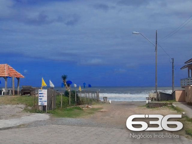 UMA JÓIA NO LITORAL CATARINENSE: IMÓVEL RESIDENCIAL E COMERCIAL A POUCOS PASSOS DA PRAIA EM BALNEÁRIO BARRA DO SUL!

Já imaginou viver e empreender no mesmo lugar, em um imóvel que une conforto, versatilidade e localização privilegiada? Esta é a oportunidade que você estava esperando! Situado no coração do bairro Salinas, em Balneário Barra do Sul/SC, este imóvel de esquina é perfeito para quem deseja aliar qualidade de vida à rentabilidade.

Com uma área total de 380m² e uma construção sólida de 220m², este imóvel foi projetado para atender tanto às necessidades de quem procura um lar espaçoso quanto de quem deseja investir em um ponto comercial com alto potencial.

CARACTERÍSTICAS DO IMÓVEL

Piso Superior:

Apartamento amplo com 3 dormitórios, incluindo uma suíte.
Sala de estar e jantar integradas, perfeitas para momentos em família.
Cozinha funcional, pronta para ser personalizada.
Sacada com churrasqueira, ideal para desfrutar de dias ensolarados e noites agradáveis com vista para o mar.

Piso Inferior:

Estrutura comercial completa, atualmente adaptada para restaurante ou outro empreendimento.
Dois banheiros e espaço amplo que pode ser facilmente configurado conforme sua necessidade.
Ideal para atender turistas e moradores, aproveitando o grande movimento da região.

Garagem:

6 vagas, sendo 2 cobertas e 4 descobertas, garantindo praticidade e conforto para moradores e clientes.

O QUE TORNA ESTE IMÓVEL ESPECIAL?

Localização Impecável: Situado a poucos metros da praia, este imóvel oferece a atmosfera perfeita do litoral. Caminhe até o mar em instantes e aproveite a brisa fresca e o som relaxante das ondas.


UM LUGAR PARA MORAR, INVESTIR E VIVER GRANDES MOMENTOS
Imagine passar os dias com a família em um espaço confortável, enquanto administra um negócio próspero no térreo. Ou, se preferir, aproveite o imóvel para locações de temporada, explorando o alto fluxo turístico de Balneário Barra do Sul. Seja qual for sua escolha, este imóvel é um investimento certeiro.

Com sua localização estratégica, a apenas alguns metros da praia e próximo a comércios locais, este imóvel tem tudo para ser o ponto alto do seu portfólio.

Agende já uma visita e descubra o potencial deste imóvel único. Seja para viver ou empreender, aqui está o início de um novo capítulo em sua vida!

636 NEGÓCIOS IMOBILIÁRIOS: A SUA MELHOR ESCOLHA
Com mais de 30 anos de experiência, a 636 Negócios Imobiliários é sua parceira ideal para encontrar o imóvel perfeito. Estamos prontos para ajudá-lo a fazer deste imóvel o seu novo lar.
 
Telefone: (47) 3451-0636
WhatsApp: (47) 99190-0636
 
Não perca esta oportunidade única. Visite nosso site para mais informações: i636.com.br