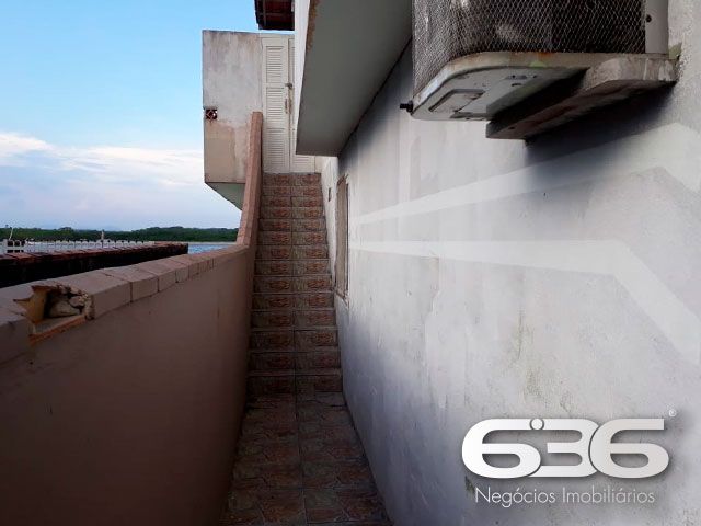 Descubra um refúgio de tranquilidade e beleza natural em Balneário Barra do Sul, Santa Catarina. Apresentamos um encantador sobrado residencial, perfeito para quem busca um ambiente espaçoso e bem localizado, com acesso direto à lagoa e proximidade ao canal da Boca da Barra. Ideal para os amantes da natureza e atividades aquáticas, esta residência oferece não apenas uma, mas duas garagens, acomodando tanto veículos quanto embarcações.

Com uma área construída de 102,50 m² em um terreno de 275,62 m², este imóvel destaca-se por sua estrutura robusta e composição versátil. A residência conta com quatro dormitórios aconchegantes, duas cozinhas práticas e duas salas de estar espaçosas, ideal para acomodar uma família grande ou receber hóspedes. A área de festas é um convite para momentos de lazer e descontração com amigos e familiares, enquanto a sacada oferece uma vista serena para a lagoa, promovendo uma conexão íntima com o entorno natural.

Localizada no coração de Balneário Barra do Sul, a propriedade fica próxima a importantes pontos de conveniência como o mercado, auto escola e outros, garantindo que todas as suas necessidades diárias estejam ao alcance. A proximidade com escolas, hospitais e serviços públicos essenciais adiciona uma camada de praticidade e segurança ao dia a dia dos moradores.

Este imóvel é perfeito para quem valoriza a privacidade e a tranquilidade, mas não quer abrir mão da conveniência de estar perto de serviços essenciais. A natureza exuberante, juntamente com a arquitetura amigável e a atmosfera acolhedora do bairro, fazem deste sobrado um lugar ideal para criar memórias duradouras.

A 636 Negócios Imobiliários, com mais de 30 anos de experiência no mercado imobiliário, tem o prazer de apresentar esta oportunidade única. Estamos comprometidos em fornecer um serviço de mediação imobiliária de alta qualidade, garantindo uma transação segura e satisfatória. Venha conhecer seu novo lar em Balneário Barra do Sul, um lugar onde cada dia é uma celebração da vida e da natureza.
 
636 NEGÓCIOS IMOBILIÁRIOS: A SUA MELHOR ESCOLHA
Com mais de 30 anos de experiência, a 636 Negócios Imobiliários é sua parceira ideal para encontrar o imóvel perfeito. Estamos prontos para ajudá-lo a fazer deste imóvel o seu novo lar.
 
Telefone: (47) 3451-0636
WhatsApp: (47) 99190-0636
 
Não perca esta oportunidade única. Visite nosso site para mais informações: i636.com.br