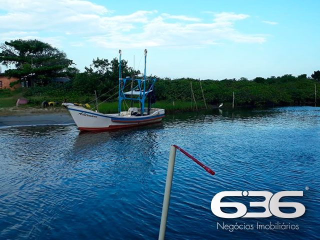 Descubra um refúgio de tranquilidade e beleza natural em Balneário Barra do Sul, Santa Catarina. Apresentamos um encantador sobrado residencial, perfeito para quem busca um ambiente espaçoso e bem localizado, com acesso direto à lagoa e proximidade ao canal da Boca da Barra. Ideal para os amantes da natureza e atividades aquáticas, esta residência oferece não apenas uma, mas duas garagens, acomodando tanto veículos quanto embarcações.

Com uma área construída de 102,50 m² em um terreno de 275,62 m², este imóvel destaca-se por sua estrutura robusta e composição versátil. A residência conta com quatro dormitórios aconchegantes, duas cozinhas práticas e duas salas de estar espaçosas, ideal para acomodar uma família grande ou receber hóspedes. A área de festas é um convite para momentos de lazer e descontração com amigos e familiares, enquanto a sacada oferece uma vista serena para a lagoa, promovendo uma conexão íntima com o entorno natural.

Localizada no coração de Balneário Barra do Sul, a propriedade fica próxima a importantes pontos de conveniência como o mercado, auto escola e outros, garantindo que todas as suas necessidades diárias estejam ao alcance. A proximidade com escolas, hospitais e serviços públicos essenciais adiciona uma camada de praticidade e segurança ao dia a dia dos moradores.

Este imóvel é perfeito para quem valoriza a privacidade e a tranquilidade, mas não quer abrir mão da conveniência de estar perto de serviços essenciais. A natureza exuberante, juntamente com a arquitetura amigável e a atmosfera acolhedora do bairro, fazem deste sobrado um lugar ideal para criar memórias duradouras.

A 636 Negócios Imobiliários, com mais de 30 anos de experiência no mercado imobiliário, tem o prazer de apresentar esta oportunidade única. Estamos comprometidos em fornecer um serviço de mediação imobiliária de alta qualidade, garantindo uma transação segura e satisfatória. Venha conhecer seu novo lar em Balneário Barra do Sul, um lugar onde cada dia é uma celebração da vida e da natureza.
 
636 NEGÓCIOS IMOBILIÁRIOS: A SUA MELHOR ESCOLHA
Com mais de 30 anos de experiência, a 636 Negócios Imobiliários é sua parceira ideal para encontrar o imóvel perfeito. Estamos prontos para ajudá-lo a fazer deste imóvel o seu novo lar.
 
Telefone: (47) 3451-0636
WhatsApp: (47) 99190-0636
 
Não perca esta oportunidade única. Visite nosso site para mais informações: i636.com.br