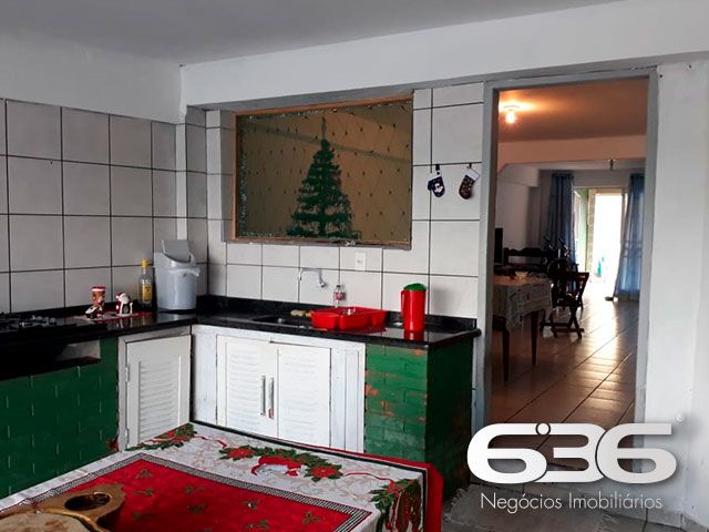 Descubra um refúgio de tranquilidade e beleza natural em Balneário Barra do Sul, Santa Catarina. Apresentamos um encantador sobrado residencial, perfeito para quem busca um ambiente espaçoso e bem localizado, com acesso direto à lagoa e proximidade ao canal da Boca da Barra. Ideal para os amantes da natureza e atividades aquáticas, esta residência oferece não apenas uma, mas duas garagens, acomodando tanto veículos quanto embarcações.

Com uma área construída de 102,50 m² em um terreno de 275,62 m², este imóvel destaca-se por sua estrutura robusta e composição versátil. A residência conta com quatro dormitórios aconchegantes, duas cozinhas práticas e duas salas de estar espaçosas, ideal para acomodar uma família grande ou receber hóspedes. A área de festas é um convite para momentos de lazer e descontração com amigos e familiares, enquanto a sacada oferece uma vista serena para a lagoa, promovendo uma conexão íntima com o entorno natural.

Localizada no coração de Balneário Barra do Sul, a propriedade fica próxima a importantes pontos de conveniência como o mercado, auto escola e outros, garantindo que todas as suas necessidades diárias estejam ao alcance. A proximidade com escolas, hospitais e serviços públicos essenciais adiciona uma camada de praticidade e segurança ao dia a dia dos moradores.

Este imóvel é perfeito para quem valoriza a privacidade e a tranquilidade, mas não quer abrir mão da conveniência de estar perto de serviços essenciais. A natureza exuberante, juntamente com a arquitetura amigável e a atmosfera acolhedora do bairro, fazem deste sobrado um lugar ideal para criar memórias duradouras.

A 636 Negócios Imobiliários, com mais de 30 anos de experiência no mercado imobiliário, tem o prazer de apresentar esta oportunidade única. Estamos comprometidos em fornecer um serviço de mediação imobiliária de alta qualidade, garantindo uma transação segura e satisfatória. Venha conhecer seu novo lar em Balneário Barra do Sul, um lugar onde cada dia é uma celebração da vida e da natureza.
 
636 NEGÓCIOS IMOBILIÁRIOS: A SUA MELHOR ESCOLHA
Com mais de 30 anos de experiência, a 636 Negócios Imobiliários é sua parceira ideal para encontrar o imóvel perfeito. Estamos prontos para ajudá-lo a fazer deste imóvel o seu novo lar.
 
Telefone: (47) 3451-0636
WhatsApp: (47) 99190-0636
 
Não perca esta oportunidade única. Visite nosso site para mais informações: i636.com.br