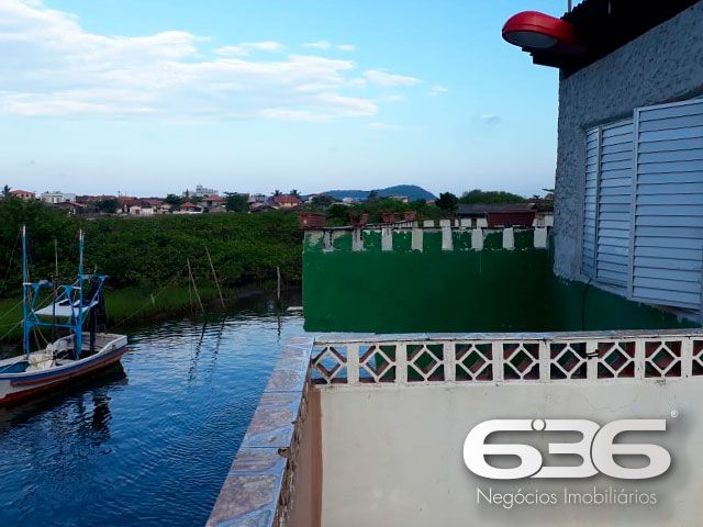 Descubra um refúgio de tranquilidade e beleza natural em Balneário Barra do Sul, Santa Catarina. Apresentamos um encantador sobrado residencial, perfeito para quem busca um ambiente espaçoso e bem localizado, com acesso direto à lagoa e proximidade ao canal da Boca da Barra. Ideal para os amantes da natureza e atividades aquáticas, esta residência oferece não apenas uma, mas duas garagens, acomodando tanto veículos quanto embarcações.

Com uma área construída de 102,50 m² em um terreno de 275,62 m², este imóvel destaca-se por sua estrutura robusta e composição versátil. A residência conta com quatro dormitórios aconchegantes, duas cozinhas práticas e duas salas de estar espaçosas, ideal para acomodar uma família grande ou receber hóspedes. A área de festas é um convite para momentos de lazer e descontração com amigos e familiares, enquanto a sacada oferece uma vista serena para a lagoa, promovendo uma conexão íntima com o entorno natural.

Localizada no coração de Balneário Barra do Sul, a propriedade fica próxima a importantes pontos de conveniência como o mercado, auto escola e outros, garantindo que todas as suas necessidades diárias estejam ao alcance. A proximidade com escolas, hospitais e serviços públicos essenciais adiciona uma camada de praticidade e segurança ao dia a dia dos moradores.

Este imóvel é perfeito para quem valoriza a privacidade e a tranquilidade, mas não quer abrir mão da conveniência de estar perto de serviços essenciais. A natureza exuberante, juntamente com a arquitetura amigável e a atmosfera acolhedora do bairro, fazem deste sobrado um lugar ideal para criar memórias duradouras.

A 636 Negócios Imobiliários, com mais de 30 anos de experiência no mercado imobiliário, tem o prazer de apresentar esta oportunidade única. Estamos comprometidos em fornecer um serviço de mediação imobiliária de alta qualidade, garantindo uma transação segura e satisfatória. Venha conhecer seu novo lar em Balneário Barra do Sul, um lugar onde cada dia é uma celebração da vida e da natureza.
 
636 NEGÓCIOS IMOBILIÁRIOS: A SUA MELHOR ESCOLHA
Com mais de 30 anos de experiência, a 636 Negócios Imobiliários é sua parceira ideal para encontrar o imóvel perfeito. Estamos prontos para ajudá-lo a fazer deste imóvel o seu novo lar.
 
Telefone: (47) 3451-0636
WhatsApp: (47) 99190-0636
 
Não perca esta oportunidade única. Visite nosso site para mais informações: i636.com.br