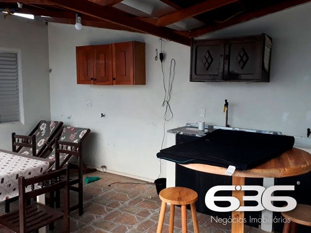 Descubra um refúgio de tranquilidade e beleza natural em Balneário Barra do Sul, Santa Catarina. Apresentamos um encantador sobrado residencial, perfeito para quem busca um ambiente espaçoso e bem localizado, com acesso direto à lagoa e proximidade ao canal da Boca da Barra. Ideal para os amantes da natureza e atividades aquáticas, esta residência oferece não apenas uma, mas duas garagens, acomodando tanto veículos quanto embarcações.

Com uma área construída de 102,50 m² em um terreno de 275,62 m², este imóvel destaca-se por sua estrutura robusta e composição versátil. A residência conta com quatro dormitórios aconchegantes, duas cozinhas práticas e duas salas de estar espaçosas, ideal para acomodar uma família grande ou receber hóspedes. A área de festas é um convite para momentos de lazer e descontração com amigos e familiares, enquanto a sacada oferece uma vista serena para a lagoa, promovendo uma conexão íntima com o entorno natural.

Localizada no coração de Balneário Barra do Sul, a propriedade fica próxima a importantes pontos de conveniência como o mercado, auto escola e outros, garantindo que todas as suas necessidades diárias estejam ao alcance. A proximidade com escolas, hospitais e serviços públicos essenciais adiciona uma camada de praticidade e segurança ao dia a dia dos moradores.

Este imóvel é perfeito para quem valoriza a privacidade e a tranquilidade, mas não quer abrir mão da conveniência de estar perto de serviços essenciais. A natureza exuberante, juntamente com a arquitetura amigável e a atmosfera acolhedora do bairro, fazem deste sobrado um lugar ideal para criar memórias duradouras.

A 636 Negócios Imobiliários, com mais de 30 anos de experiência no mercado imobiliário, tem o prazer de apresentar esta oportunidade única. Estamos comprometidos em fornecer um serviço de mediação imobiliária de alta qualidade, garantindo uma transação segura e satisfatória. Venha conhecer seu novo lar em Balneário Barra do Sul, um lugar onde cada dia é uma celebração da vida e da natureza.
 
636 NEGÓCIOS IMOBILIÁRIOS: A SUA MELHOR ESCOLHA
Com mais de 30 anos de experiência, a 636 Negócios Imobiliários é sua parceira ideal para encontrar o imóvel perfeito. Estamos prontos para ajudá-lo a fazer deste imóvel o seu novo lar.
 
Telefone: (47) 3451-0636
WhatsApp: (47) 99190-0636
 
Não perca esta oportunidade única. Visite nosso site para mais informações: i636.com.br