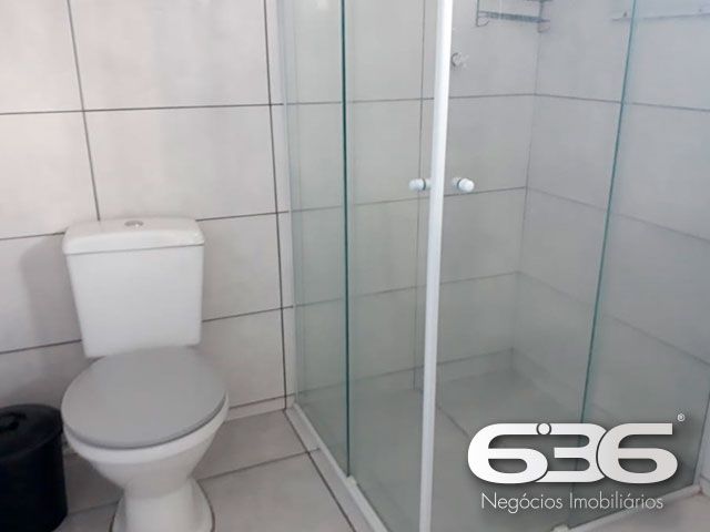 Descubra um refúgio de tranquilidade e beleza natural em Balneário Barra do Sul, Santa Catarina. Apresentamos um encantador sobrado residencial, perfeito para quem busca um ambiente espaçoso e bem localizado, com acesso direto à lagoa e proximidade ao canal da Boca da Barra. Ideal para os amantes da natureza e atividades aquáticas, esta residência oferece não apenas uma, mas duas garagens, acomodando tanto veículos quanto embarcações.

Com uma área construída de 102,50 m² em um terreno de 275,62 m², este imóvel destaca-se por sua estrutura robusta e composição versátil. A residência conta com quatro dormitórios aconchegantes, duas cozinhas práticas e duas salas de estar espaçosas, ideal para acomodar uma família grande ou receber hóspedes. A área de festas é um convite para momentos de lazer e descontração com amigos e familiares, enquanto a sacada oferece uma vista serena para a lagoa, promovendo uma conexão íntima com o entorno natural.

Localizada no coração de Balneário Barra do Sul, a propriedade fica próxima a importantes pontos de conveniência como o mercado, auto escola e outros, garantindo que todas as suas necessidades diárias estejam ao alcance. A proximidade com escolas, hospitais e serviços públicos essenciais adiciona uma camada de praticidade e segurança ao dia a dia dos moradores.

Este imóvel é perfeito para quem valoriza a privacidade e a tranquilidade, mas não quer abrir mão da conveniência de estar perto de serviços essenciais. A natureza exuberante, juntamente com a arquitetura amigável e a atmosfera acolhedora do bairro, fazem deste sobrado um lugar ideal para criar memórias duradouras.

A 636 Negócios Imobiliários, com mais de 30 anos de experiência no mercado imobiliário, tem o prazer de apresentar esta oportunidade única. Estamos comprometidos em fornecer um serviço de mediação imobiliária de alta qualidade, garantindo uma transação segura e satisfatória. Venha conhecer seu novo lar em Balneário Barra do Sul, um lugar onde cada dia é uma celebração da vida e da natureza.
 
636 NEGÓCIOS IMOBILIÁRIOS: A SUA MELHOR ESCOLHA
Com mais de 30 anos de experiência, a 636 Negócios Imobiliários é sua parceira ideal para encontrar o imóvel perfeito. Estamos prontos para ajudá-lo a fazer deste imóvel o seu novo lar.
 
Telefone: (47) 3451-0636
WhatsApp: (47) 99190-0636
 
Não perca esta oportunidade única. Visite nosso site para mais informações: i636.com.br
