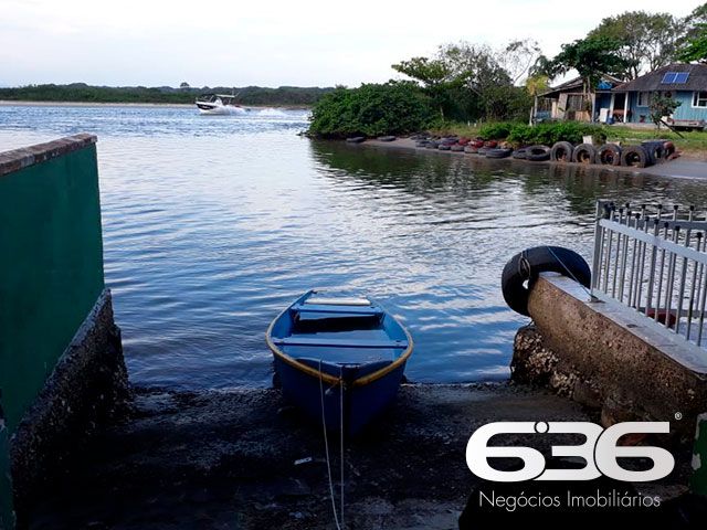 Descubra um refúgio de tranquilidade e beleza natural em Balneário Barra do Sul, Santa Catarina. Apresentamos um encantador sobrado residencial, perfeito para quem busca um ambiente espaçoso e bem localizado, com acesso direto à lagoa e proximidade ao canal da Boca da Barra. Ideal para os amantes da natureza e atividades aquáticas, esta residência oferece não apenas uma, mas duas garagens, acomodando tanto veículos quanto embarcações.

Com uma área construída de 102,50 m² em um terreno de 275,62 m², este imóvel destaca-se por sua estrutura robusta e composição versátil. A residência conta com quatro dormitórios aconchegantes, duas cozinhas práticas e duas salas de estar espaçosas, ideal para acomodar uma família grande ou receber hóspedes. A área de festas é um convite para momentos de lazer e descontração com amigos e familiares, enquanto a sacada oferece uma vista serena para a lagoa, promovendo uma conexão íntima com o entorno natural.

Localizada no coração de Balneário Barra do Sul, a propriedade fica próxima a importantes pontos de conveniência como o mercado, auto escola e outros, garantindo que todas as suas necessidades diárias estejam ao alcance. A proximidade com escolas, hospitais e serviços públicos essenciais adiciona uma camada de praticidade e segurança ao dia a dia dos moradores.

Este imóvel é perfeito para quem valoriza a privacidade e a tranquilidade, mas não quer abrir mão da conveniência de estar perto de serviços essenciais. A natureza exuberante, juntamente com a arquitetura amigável e a atmosfera acolhedora do bairro, fazem deste sobrado um lugar ideal para criar memórias duradouras.

A 636 Negócios Imobiliários, com mais de 30 anos de experiência no mercado imobiliário, tem o prazer de apresentar esta oportunidade única. Estamos comprometidos em fornecer um serviço de mediação imobiliária de alta qualidade, garantindo uma transação segura e satisfatória. Venha conhecer seu novo lar em Balneário Barra do Sul, um lugar onde cada dia é uma celebração da vida e da natureza.
 
636 NEGÓCIOS IMOBILIÁRIOS: A SUA MELHOR ESCOLHA
Com mais de 30 anos de experiência, a 636 Negócios Imobiliários é sua parceira ideal para encontrar o imóvel perfeito. Estamos prontos para ajudá-lo a fazer deste imóvel o seu novo lar.
 
Telefone: (47) 3451-0636
WhatsApp: (47) 99190-0636
 
Não perca esta oportunidade única. Visite nosso site para mais informações: i636.com.br