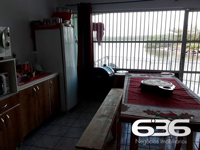 Descubra um refúgio de tranquilidade e beleza natural em Balneário Barra do Sul, Santa Catarina. Apresentamos um encantador sobrado residencial, perfeito para quem busca um ambiente espaçoso e bem localizado, com acesso direto à lagoa e proximidade ao canal da Boca da Barra. Ideal para os amantes da natureza e atividades aquáticas, esta residência oferece não apenas uma, mas duas garagens, acomodando tanto veículos quanto embarcações.

Com uma área construída de 102,50 m² em um terreno de 275,62 m², este imóvel destaca-se por sua estrutura robusta e composição versátil. A residência conta com quatro dormitórios aconchegantes, duas cozinhas práticas e duas salas de estar espaçosas, ideal para acomodar uma família grande ou receber hóspedes. A área de festas é um convite para momentos de lazer e descontração com amigos e familiares, enquanto a sacada oferece uma vista serena para a lagoa, promovendo uma conexão íntima com o entorno natural.

Localizada no coração de Balneário Barra do Sul, a propriedade fica próxima a importantes pontos de conveniência como o mercado, auto escola e outros, garantindo que todas as suas necessidades diárias estejam ao alcance. A proximidade com escolas, hospitais e serviços públicos essenciais adiciona uma camada de praticidade e segurança ao dia a dia dos moradores.

Este imóvel é perfeito para quem valoriza a privacidade e a tranquilidade, mas não quer abrir mão da conveniência de estar perto de serviços essenciais. A natureza exuberante, juntamente com a arquitetura amigável e a atmosfera acolhedora do bairro, fazem deste sobrado um lugar ideal para criar memórias duradouras.

A 636 Negócios Imobiliários, com mais de 30 anos de experiência no mercado imobiliário, tem o prazer de apresentar esta oportunidade única. Estamos comprometidos em fornecer um serviço de mediação imobiliária de alta qualidade, garantindo uma transação segura e satisfatória. Venha conhecer seu novo lar em Balneário Barra do Sul, um lugar onde cada dia é uma celebração da vida e da natureza.
 
636 NEGÓCIOS IMOBILIÁRIOS: A SUA MELHOR ESCOLHA
Com mais de 30 anos de experiência, a 636 Negócios Imobiliários é sua parceira ideal para encontrar o imóvel perfeito. Estamos prontos para ajudá-lo a fazer deste imóvel o seu novo lar.
 
Telefone: (47) 3451-0636
WhatsApp: (47) 99190-0636
 
Não perca esta oportunidade única. Visite nosso site para mais informações: i636.com.br