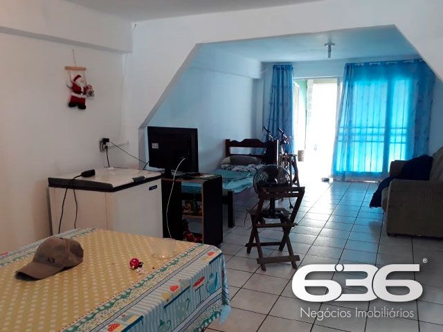 Descubra um refúgio de tranquilidade e beleza natural em Balneário Barra do Sul, Santa Catarina. Apresentamos um encantador sobrado residencial, perfeito para quem busca um ambiente espaçoso e bem localizado, com acesso direto à lagoa e proximidade ao canal da Boca da Barra. Ideal para os amantes da natureza e atividades aquáticas, esta residência oferece não apenas uma, mas duas garagens, acomodando tanto veículos quanto embarcações.

Com uma área construída de 102,50 m² em um terreno de 275,62 m², este imóvel destaca-se por sua estrutura robusta e composição versátil. A residência conta com quatro dormitórios aconchegantes, duas cozinhas práticas e duas salas de estar espaçosas, ideal para acomodar uma família grande ou receber hóspedes. A área de festas é um convite para momentos de lazer e descontração com amigos e familiares, enquanto a sacada oferece uma vista serena para a lagoa, promovendo uma conexão íntima com o entorno natural.

Localizada no coração de Balneário Barra do Sul, a propriedade fica próxima a importantes pontos de conveniência como o mercado, auto escola e outros, garantindo que todas as suas necessidades diárias estejam ao alcance. A proximidade com escolas, hospitais e serviços públicos essenciais adiciona uma camada de praticidade e segurança ao dia a dia dos moradores.

Este imóvel é perfeito para quem valoriza a privacidade e a tranquilidade, mas não quer abrir mão da conveniência de estar perto de serviços essenciais. A natureza exuberante, juntamente com a arquitetura amigável e a atmosfera acolhedora do bairro, fazem deste sobrado um lugar ideal para criar memórias duradouras.

A 636 Negócios Imobiliários, com mais de 30 anos de experiência no mercado imobiliário, tem o prazer de apresentar esta oportunidade única. Estamos comprometidos em fornecer um serviço de mediação imobiliária de alta qualidade, garantindo uma transação segura e satisfatória. Venha conhecer seu novo lar em Balneário Barra do Sul, um lugar onde cada dia é uma celebração da vida e da natureza.
 
636 NEGÓCIOS IMOBILIÁRIOS: A SUA MELHOR ESCOLHA
Com mais de 30 anos de experiência, a 636 Negócios Imobiliários é sua parceira ideal para encontrar o imóvel perfeito. Estamos prontos para ajudá-lo a fazer deste imóvel o seu novo lar.
 
Telefone: (47) 3451-0636
WhatsApp: (47) 99190-0636
 
Não perca esta oportunidade única. Visite nosso site para mais informações: i636.com.br