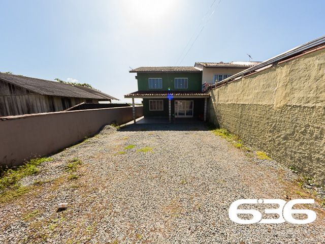 Descubra um refúgio de tranquilidade e beleza natural em Balneário Barra do Sul, Santa Catarina. Apresentamos um encantador sobrado residencial, perfeito para quem busca um ambiente espaçoso e bem localizado, com acesso direto à lagoa e proximidade ao canal da Boca da Barra. Ideal para os amantes da natureza e atividades aquáticas, esta residência oferece não apenas uma, mas duas garagens, acomodando tanto veículos quanto embarcações.

Com uma área construída de 102,50 m² em um terreno de 275,62 m², este imóvel destaca-se por sua estrutura robusta e composição versátil. A residência conta com quatro dormitórios aconchegantes, duas cozinhas práticas e duas salas de estar espaçosas, ideal para acomodar uma família grande ou receber hóspedes. A área de festas é um convite para momentos de lazer e descontração com amigos e familiares, enquanto a sacada oferece uma vista serena para a lagoa, promovendo uma conexão íntima com o entorno natural.

Localizada no coração de Balneário Barra do Sul, a propriedade fica próxima a importantes pontos de conveniência como o mercado, auto escola e outros, garantindo que todas as suas necessidades diárias estejam ao alcance. A proximidade com escolas, hospitais e serviços públicos essenciais adiciona uma camada de praticidade e segurança ao dia a dia dos moradores.

Este imóvel é perfeito para quem valoriza a privacidade e a tranquilidade, mas não quer abrir mão da conveniência de estar perto de serviços essenciais. A natureza exuberante, juntamente com a arquitetura amigável e a atmosfera acolhedora do bairro, fazem deste sobrado um lugar ideal para criar memórias duradouras.

A 636 Negócios Imobiliários, com mais de 30 anos de experiência no mercado imobiliário, tem o prazer de apresentar esta oportunidade única. Estamos comprometidos em fornecer um serviço de mediação imobiliária de alta qualidade, garantindo uma transação segura e satisfatória. Venha conhecer seu novo lar em Balneário Barra do Sul, um lugar onde cada dia é uma celebração da vida e da natureza.
 
636 NEGÓCIOS IMOBILIÁRIOS: A SUA MELHOR ESCOLHA
Com mais de 30 anos de experiência, a 636 Negócios Imobiliários é sua parceira ideal para encontrar o imóvel perfeito. Estamos prontos para ajudá-lo a fazer deste imóvel o seu novo lar.
 
Telefone: (47) 3451-0636
WhatsApp: (47) 99190-0636
 
Não perca esta oportunidade única. Visite nosso site para mais informações: i636.com.br