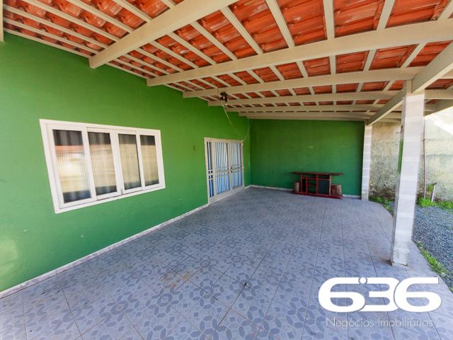 Descubra um refúgio de tranquilidade e beleza natural em Balneário Barra do Sul, Santa Catarina. Apresentamos um encantador sobrado residencial, perfeito para quem busca um ambiente espaçoso e bem localizado, com acesso direto à lagoa e proximidade ao canal da Boca da Barra. Ideal para os amantes da natureza e atividades aquáticas, esta residência oferece não apenas uma, mas duas garagens, acomodando tanto veículos quanto embarcações.

Com uma área construída de 102,50 m² em um terreno de 275,62 m², este imóvel destaca-se por sua estrutura robusta e composição versátil. A residência conta com quatro dormitórios aconchegantes, duas cozinhas práticas e duas salas de estar espaçosas, ideal para acomodar uma família grande ou receber hóspedes. A área de festas é um convite para momentos de lazer e descontração com amigos e familiares, enquanto a sacada oferece uma vista serena para a lagoa, promovendo uma conexão íntima com o entorno natural.

Localizada no coração de Balneário Barra do Sul, a propriedade fica próxima a importantes pontos de conveniência como o mercado, auto escola e outros, garantindo que todas as suas necessidades diárias estejam ao alcance. A proximidade com escolas, hospitais e serviços públicos essenciais adiciona uma camada de praticidade e segurança ao dia a dia dos moradores.

Este imóvel é perfeito para quem valoriza a privacidade e a tranquilidade, mas não quer abrir mão da conveniência de estar perto de serviços essenciais. A natureza exuberante, juntamente com a arquitetura amigável e a atmosfera acolhedora do bairro, fazem deste sobrado um lugar ideal para criar memórias duradouras.

A 636 Negócios Imobiliários, com mais de 30 anos de experiência no mercado imobiliário, tem o prazer de apresentar esta oportunidade única. Estamos comprometidos em fornecer um serviço de mediação imobiliária de alta qualidade, garantindo uma transação segura e satisfatória. Venha conhecer seu novo lar em Balneário Barra do Sul, um lugar onde cada dia é uma celebração da vida e da natureza.
 
636 NEGÓCIOS IMOBILIÁRIOS: A SUA MELHOR ESCOLHA
Com mais de 30 anos de experiência, a 636 Negócios Imobiliários é sua parceira ideal para encontrar o imóvel perfeito. Estamos prontos para ajudá-lo a fazer deste imóvel o seu novo lar.
 
Telefone: (47) 3451-0636
WhatsApp: (47) 99190-0636
 
Não perca esta oportunidade única. Visite nosso site para mais informações: i636.com.br
