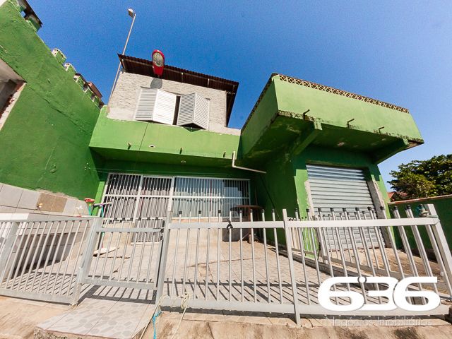 Descubra um refúgio de tranquilidade e beleza natural em Balneário Barra do Sul, Santa Catarina. Apresentamos um encantador sobrado residencial, perfeito para quem busca um ambiente espaçoso e bem localizado, com acesso direto à lagoa e proximidade ao canal da Boca da Barra. Ideal para os amantes da natureza e atividades aquáticas, esta residência oferece não apenas uma, mas duas garagens, acomodando tanto veículos quanto embarcações.

Com uma área construída de 102,50 m² em um terreno de 275,62 m², este imóvel destaca-se por sua estrutura robusta e composição versátil. A residência conta com quatro dormitórios aconchegantes, duas cozinhas práticas e duas salas de estar espaçosas, ideal para acomodar uma família grande ou receber hóspedes. A área de festas é um convite para momentos de lazer e descontração com amigos e familiares, enquanto a sacada oferece uma vista serena para a lagoa, promovendo uma conexão íntima com o entorno natural.

Localizada no coração de Balneário Barra do Sul, a propriedade fica próxima a importantes pontos de conveniência como o mercado, auto escola e outros, garantindo que todas as suas necessidades diárias estejam ao alcance. A proximidade com escolas, hospitais e serviços públicos essenciais adiciona uma camada de praticidade e segurança ao dia a dia dos moradores.

Este imóvel é perfeito para quem valoriza a privacidade e a tranquilidade, mas não quer abrir mão da conveniência de estar perto de serviços essenciais. A natureza exuberante, juntamente com a arquitetura amigável e a atmosfera acolhedora do bairro, fazem deste sobrado um lugar ideal para criar memórias duradouras.

A 636 Negócios Imobiliários, com mais de 30 anos de experiência no mercado imobiliário, tem o prazer de apresentar esta oportunidade única. Estamos comprometidos em fornecer um serviço de mediação imobiliária de alta qualidade, garantindo uma transação segura e satisfatória. Venha conhecer seu novo lar em Balneário Barra do Sul, um lugar onde cada dia é uma celebração da vida e da natureza.
 
636 NEGÓCIOS IMOBILIÁRIOS: A SUA MELHOR ESCOLHA
Com mais de 30 anos de experiência, a 636 Negócios Imobiliários é sua parceira ideal para encontrar o imóvel perfeito. Estamos prontos para ajudá-lo a fazer deste imóvel o seu novo lar.
 
Telefone: (47) 3451-0636
WhatsApp: (47) 99190-0636
 
Não perca esta oportunidade única. Visite nosso site para mais informações: i636.com.br