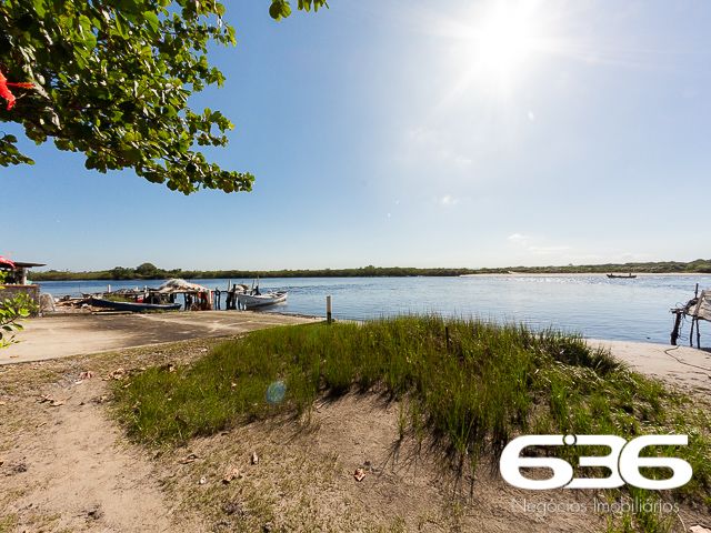 Descubra um refúgio de tranquilidade e beleza natural em Balneário Barra do Sul, Santa Catarina. Apresentamos um encantador sobrado residencial, perfeito para quem busca um ambiente espaçoso e bem localizado, com acesso direto à lagoa e proximidade ao canal da Boca da Barra. Ideal para os amantes da natureza e atividades aquáticas, esta residência oferece não apenas uma, mas duas garagens, acomodando tanto veículos quanto embarcações.

Com uma área construída de 102,50 m² em um terreno de 275,62 m², este imóvel destaca-se por sua estrutura robusta e composição versátil. A residência conta com quatro dormitórios aconchegantes, duas cozinhas práticas e duas salas de estar espaçosas, ideal para acomodar uma família grande ou receber hóspedes. A área de festas é um convite para momentos de lazer e descontração com amigos e familiares, enquanto a sacada oferece uma vista serena para a lagoa, promovendo uma conexão íntima com o entorno natural.

Localizada no coração de Balneário Barra do Sul, a propriedade fica próxima a importantes pontos de conveniência como o mercado, auto escola e outros, garantindo que todas as suas necessidades diárias estejam ao alcance. A proximidade com escolas, hospitais e serviços públicos essenciais adiciona uma camada de praticidade e segurança ao dia a dia dos moradores.

Este imóvel é perfeito para quem valoriza a privacidade e a tranquilidade, mas não quer abrir mão da conveniência de estar perto de serviços essenciais. A natureza exuberante, juntamente com a arquitetura amigável e a atmosfera acolhedora do bairro, fazem deste sobrado um lugar ideal para criar memórias duradouras.

A 636 Negócios Imobiliários, com mais de 30 anos de experiência no mercado imobiliário, tem o prazer de apresentar esta oportunidade única. Estamos comprometidos em fornecer um serviço de mediação imobiliária de alta qualidade, garantindo uma transação segura e satisfatória. Venha conhecer seu novo lar em Balneário Barra do Sul, um lugar onde cada dia é uma celebração da vida e da natureza.
 
636 NEGÓCIOS IMOBILIÁRIOS: A SUA MELHOR ESCOLHA
Com mais de 30 anos de experiência, a 636 Negócios Imobiliários é sua parceira ideal para encontrar o imóvel perfeito. Estamos prontos para ajudá-lo a fazer deste imóvel o seu novo lar.
 
Telefone: (47) 3451-0636
WhatsApp: (47) 99190-0636
 
Não perca esta oportunidade única. Visite nosso site para mais informações: i636.com.br