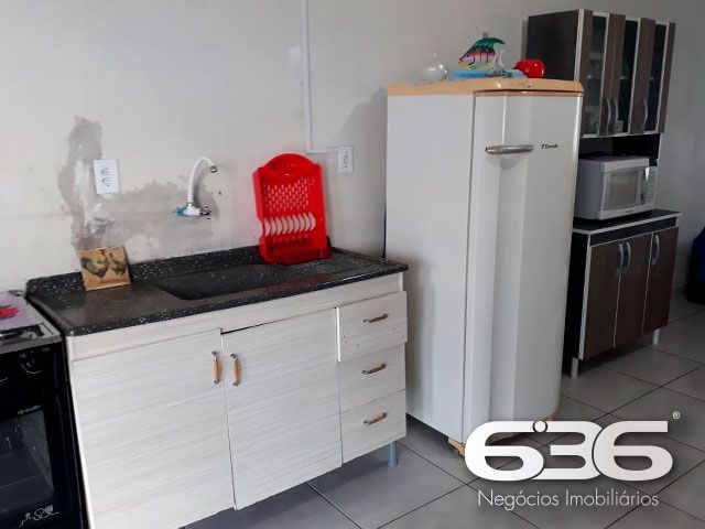 Descubra um refúgio de tranquilidade e beleza natural em Balneário Barra do Sul, Santa Catarina. Apresentamos um encantador sobrado residencial, perfeito para quem busca um ambiente espaçoso e bem localizado, com acesso direto à lagoa e proximidade ao canal da Boca da Barra. Ideal para os amantes da natureza e atividades aquáticas, esta residência oferece não apenas uma, mas duas garagens, acomodando tanto veículos quanto embarcações.

Com uma área construída de 102,50 m² em um terreno de 275,62 m², este imóvel destaca-se por sua estrutura robusta e composição versátil. A residência conta com quatro dormitórios aconchegantes, duas cozinhas práticas e duas salas de estar espaçosas, ideal para acomodar uma família grande ou receber hóspedes. A área de festas é um convite para momentos de lazer e descontração com amigos e familiares, enquanto a sacada oferece uma vista serena para a lagoa, promovendo uma conexão íntima com o entorno natural.

Localizada no coração de Balneário Barra do Sul, a propriedade fica próxima a importantes pontos de conveniência como o mercado, auto escola e outros, garantindo que todas as suas necessidades diárias estejam ao alcance. A proximidade com escolas, hospitais e serviços públicos essenciais adiciona uma camada de praticidade e segurança ao dia a dia dos moradores.

Este imóvel é perfeito para quem valoriza a privacidade e a tranquilidade, mas não quer abrir mão da conveniência de estar perto de serviços essenciais. A natureza exuberante, juntamente com a arquitetura amigável e a atmosfera acolhedora do bairro, fazem deste sobrado um lugar ideal para criar memórias duradouras.

A 636 Negócios Imobiliários, com mais de 30 anos de experiência no mercado imobiliário, tem o prazer de apresentar esta oportunidade única. Estamos comprometidos em fornecer um serviço de mediação imobiliária de alta qualidade, garantindo uma transação segura e satisfatória. Venha conhecer seu novo lar em Balneário Barra do Sul, um lugar onde cada dia é uma celebração da vida e da natureza.
 
636 NEGÓCIOS IMOBILIÁRIOS: A SUA MELHOR ESCOLHA
Com mais de 30 anos de experiência, a 636 Negócios Imobiliários é sua parceira ideal para encontrar o imóvel perfeito. Estamos prontos para ajudá-lo a fazer deste imóvel o seu novo lar.
 
Telefone: (47) 3451-0636
WhatsApp: (47) 99190-0636
 
Não perca esta oportunidade única. Visite nosso site para mais informações: i636.com.br