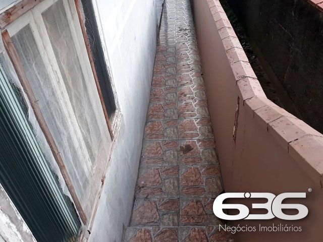 Descubra um refúgio de tranquilidade e beleza natural em Balneário Barra do Sul, Santa Catarina. Apresentamos um encantador sobrado residencial, perfeito para quem busca um ambiente espaçoso e bem localizado, com acesso direto à lagoa e proximidade ao canal da Boca da Barra. Ideal para os amantes da natureza e atividades aquáticas, esta residência oferece não apenas uma, mas duas garagens, acomodando tanto veículos quanto embarcações.

Com uma área construída de 102,50 m² em um terreno de 275,62 m², este imóvel destaca-se por sua estrutura robusta e composição versátil. A residência conta com quatro dormitórios aconchegantes, duas cozinhas práticas e duas salas de estar espaçosas, ideal para acomodar uma família grande ou receber hóspedes. A área de festas é um convite para momentos de lazer e descontração com amigos e familiares, enquanto a sacada oferece uma vista serena para a lagoa, promovendo uma conexão íntima com o entorno natural.

Localizada no coração de Balneário Barra do Sul, a propriedade fica próxima a importantes pontos de conveniência como o mercado, auto escola e outros, garantindo que todas as suas necessidades diárias estejam ao alcance. A proximidade com escolas, hospitais e serviços públicos essenciais adiciona uma camada de praticidade e segurança ao dia a dia dos moradores.

Este imóvel é perfeito para quem valoriza a privacidade e a tranquilidade, mas não quer abrir mão da conveniência de estar perto de serviços essenciais. A natureza exuberante, juntamente com a arquitetura amigável e a atmosfera acolhedora do bairro, fazem deste sobrado um lugar ideal para criar memórias duradouras.

A 636 Negócios Imobiliários, com mais de 30 anos de experiência no mercado imobiliário, tem o prazer de apresentar esta oportunidade única. Estamos comprometidos em fornecer um serviço de mediação imobiliária de alta qualidade, garantindo uma transação segura e satisfatória. Venha conhecer seu novo lar em Balneário Barra do Sul, um lugar onde cada dia é uma celebração da vida e da natureza.
 
636 NEGÓCIOS IMOBILIÁRIOS: A SUA MELHOR ESCOLHA
Com mais de 30 anos de experiência, a 636 Negócios Imobiliários é sua parceira ideal para encontrar o imóvel perfeito. Estamos prontos para ajudá-lo a fazer deste imóvel o seu novo lar.
 
Telefone: (47) 3451-0636
WhatsApp: (47) 99190-0636
 
Não perca esta oportunidade única. Visite nosso site para mais informações: i636.com.br