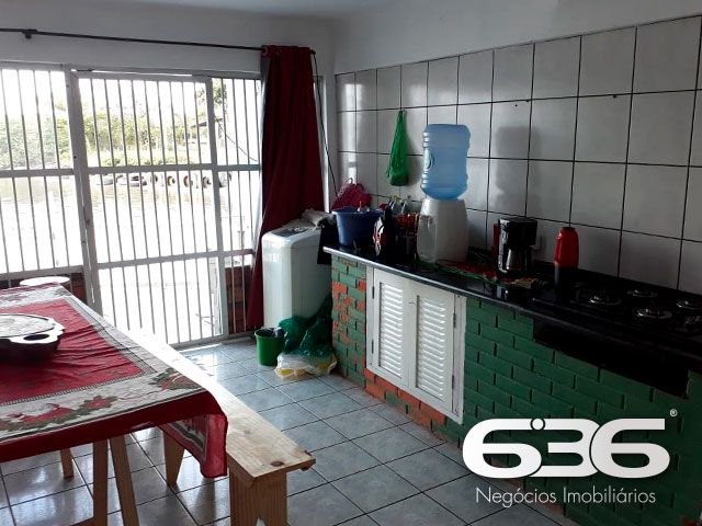 Descubra um refúgio de tranquilidade e beleza natural em Balneário Barra do Sul, Santa Catarina. Apresentamos um encantador sobrado residencial, perfeito para quem busca um ambiente espaçoso e bem localizado, com acesso direto à lagoa e proximidade ao canal da Boca da Barra. Ideal para os amantes da natureza e atividades aquáticas, esta residência oferece não apenas uma, mas duas garagens, acomodando tanto veículos quanto embarcações.

Com uma área construída de 102,50 m² em um terreno de 275,62 m², este imóvel destaca-se por sua estrutura robusta e composição versátil. A residência conta com quatro dormitórios aconchegantes, duas cozinhas práticas e duas salas de estar espaçosas, ideal para acomodar uma família grande ou receber hóspedes. A área de festas é um convite para momentos de lazer e descontração com amigos e familiares, enquanto a sacada oferece uma vista serena para a lagoa, promovendo uma conexão íntima com o entorno natural.

Localizada no coração de Balneário Barra do Sul, a propriedade fica próxima a importantes pontos de conveniência como o mercado, auto escola e outros, garantindo que todas as suas necessidades diárias estejam ao alcance. A proximidade com escolas, hospitais e serviços públicos essenciais adiciona uma camada de praticidade e segurança ao dia a dia dos moradores.

Este imóvel é perfeito para quem valoriza a privacidade e a tranquilidade, mas não quer abrir mão da conveniência de estar perto de serviços essenciais. A natureza exuberante, juntamente com a arquitetura amigável e a atmosfera acolhedora do bairro, fazem deste sobrado um lugar ideal para criar memórias duradouras.

A 636 Negócios Imobiliários, com mais de 30 anos de experiência no mercado imobiliário, tem o prazer de apresentar esta oportunidade única. Estamos comprometidos em fornecer um serviço de mediação imobiliária de alta qualidade, garantindo uma transação segura e satisfatória. Venha conhecer seu novo lar em Balneário Barra do Sul, um lugar onde cada dia é uma celebração da vida e da natureza.
 
636 NEGÓCIOS IMOBILIÁRIOS: A SUA MELHOR ESCOLHA
Com mais de 30 anos de experiência, a 636 Negócios Imobiliários é sua parceira ideal para encontrar o imóvel perfeito. Estamos prontos para ajudá-lo a fazer deste imóvel o seu novo lar.
 
Telefone: (47) 3451-0636
WhatsApp: (47) 99190-0636
 
Não perca esta oportunidade única. Visite nosso site para mais informações: i636.com.br