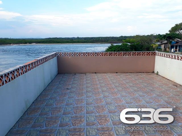 Descubra um refúgio de tranquilidade e beleza natural em Balneário Barra do Sul, Santa Catarina. Apresentamos um encantador sobrado residencial, perfeito para quem busca um ambiente espaçoso e bem localizado, com acesso direto à lagoa e proximidade ao canal da Boca da Barra. Ideal para os amantes da natureza e atividades aquáticas, esta residência oferece não apenas uma, mas duas garagens, acomodando tanto veículos quanto embarcações.

Com uma área construída de 102,50 m² em um terreno de 275,62 m², este imóvel destaca-se por sua estrutura robusta e composição versátil. A residência conta com quatro dormitórios aconchegantes, duas cozinhas práticas e duas salas de estar espaçosas, ideal para acomodar uma família grande ou receber hóspedes. A área de festas é um convite para momentos de lazer e descontração com amigos e familiares, enquanto a sacada oferece uma vista serena para a lagoa, promovendo uma conexão íntima com o entorno natural.

Localizada no coração de Balneário Barra do Sul, a propriedade fica próxima a importantes pontos de conveniência como o mercado, auto escola e outros, garantindo que todas as suas necessidades diárias estejam ao alcance. A proximidade com escolas, hospitais e serviços públicos essenciais adiciona uma camada de praticidade e segurança ao dia a dia dos moradores.

Este imóvel é perfeito para quem valoriza a privacidade e a tranquilidade, mas não quer abrir mão da conveniência de estar perto de serviços essenciais. A natureza exuberante, juntamente com a arquitetura amigável e a atmosfera acolhedora do bairro, fazem deste sobrado um lugar ideal para criar memórias duradouras.

A 636 Negócios Imobiliários, com mais de 30 anos de experiência no mercado imobiliário, tem o prazer de apresentar esta oportunidade única. Estamos comprometidos em fornecer um serviço de mediação imobiliária de alta qualidade, garantindo uma transação segura e satisfatória. Venha conhecer seu novo lar em Balneário Barra do Sul, um lugar onde cada dia é uma celebração da vida e da natureza.
 
636 NEGÓCIOS IMOBILIÁRIOS: A SUA MELHOR ESCOLHA
Com mais de 30 anos de experiência, a 636 Negócios Imobiliários é sua parceira ideal para encontrar o imóvel perfeito. Estamos prontos para ajudá-lo a fazer deste imóvel o seu novo lar.
 
Telefone: (47) 3451-0636
WhatsApp: (47) 99190-0636
 
Não perca esta oportunidade única. Visite nosso site para mais informações: i636.com.br