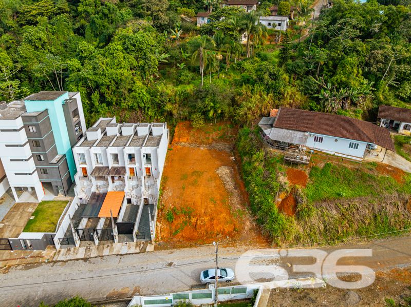 Excelente Oportunidade de Investimento no Bairro Itaum, Joinville/SC!

Apresentamos a você um excepcional terreno disponível para venda, localizado no charmoso Bairro Itaum, em Joinville/SC. Este é o momento de transformar seu sonho em realidade em uma das cidades mais promissoras de Santa Catarina!

Detalhes do Terreno:
Com uma área total de 949,20m², este terreno possui dimensões perfeitas para diversas possibilidades de construção. A frente mede 23,07m, os fundos 40,20m, enquanto as laterais possuem 30,00m e 34,55m, respectivamente. A face leste garante a entrada da luz do sol durante a manhã, proporcionando um ambiente mais iluminado e agradável. 

Ideal para Investimento ou Troca:
Se você deseja investir ou, se já possui imóvel em Joinville, estamos abertos a propostas de troca por residências localizadas em bairros próximos, como Floresta, Guanabara, Bucarein, entre outros listados. Esta é a chance perfeita para expandir seus horizontes no mercado imobiliário, garantindo um ótimo retorno sobre o investimento.

Entre em Contato com a Melhor Imobiliária da Região!
A 636 Negócios Imobiliários, com mais de 30 anos de experiência, está à disposição para ajudá-lo a concretizar este negócio. Nossa equipe está pronta para guiá-lo em cada etapa do processo, transformando o potencial deste terreno em seu novo lar ou investimento.

A 636 Negócios Imobiliários é sua parceira de confiança para realizar o melhor investimento no mercado imobiliário. Faça a escolha certa e descubra um mundo de possibilidades em Joinville!
 
636 NEGÓCIOS IMOBILIÁRIOS: A SUA MELHOR ESCOLHA
Com mais de 30 anos de experiência, a 636 Negócios Imobiliários é sua parceira ideal para encontrar o imóvel perfeito. Estamos prontos para ajudá-lo a fazer deste imóvel o seu novo lar.
 
Telefone: (47) 3451-0636
WhatsApp: (47) 99190-0636
 
Não perca esta oportunidade única. Visite nosso site para mais informações: i636.com.br
