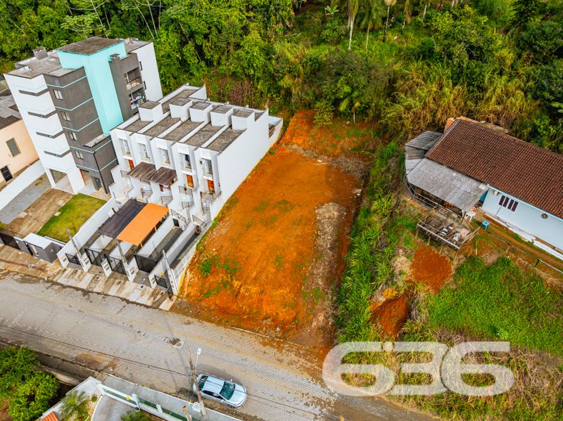 Excelente Oportunidade de Investimento no Bairro Itaum, Joinville/SC!

Apresentamos a você um excepcional terreno disponível para venda, localizado no charmoso Bairro Itaum, em Joinville/SC. Este é o momento de transformar seu sonho em realidade em uma das cidades mais promissoras de Santa Catarina!

Detalhes do Terreno:
Com uma área total de 949,20m², este terreno possui dimensões perfeitas para diversas possibilidades de construção. A frente mede 23,07m, os fundos 40,20m, enquanto as laterais possuem 30,00m e 34,55m, respectivamente. A face leste garante a entrada da luz do sol durante a manhã, proporcionando um ambiente mais iluminado e agradável. 

Ideal para Investimento ou Troca:
Se você deseja investir ou, se já possui imóvel em Joinville, estamos abertos a propostas de troca por residências localizadas em bairros próximos, como Floresta, Guanabara, Bucarein, entre outros listados. Esta é a chance perfeita para expandir seus horizontes no mercado imobiliário, garantindo um ótimo retorno sobre o investimento.

Entre em Contato com a Melhor Imobiliária da Região!
A 636 Negócios Imobiliários, com mais de 30 anos de experiência, está à disposição para ajudá-lo a concretizar este negócio. Nossa equipe está pronta para guiá-lo em cada etapa do processo, transformando o potencial deste terreno em seu novo lar ou investimento.

A 636 Negócios Imobiliários é sua parceira de confiança para realizar o melhor investimento no mercado imobiliário. Faça a escolha certa e descubra um mundo de possibilidades em Joinville!
 
636 NEGÓCIOS IMOBILIÁRIOS: A SUA MELHOR ESCOLHA
Com mais de 30 anos de experiência, a 636 Negócios Imobiliários é sua parceira ideal para encontrar o imóvel perfeito. Estamos prontos para ajudá-lo a fazer deste imóvel o seu novo lar.
 
Telefone: (47) 3451-0636
WhatsApp: (47) 99190-0636
 
Não perca esta oportunidade única. Visite nosso site para mais informações: i636.com.br