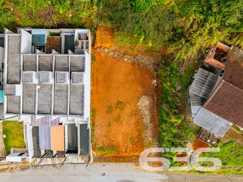 Excelente Oportunidade de Investimento no Bairro Itaum, Joinville/SC!

Apresentamos a você um excepcional terreno disponível para venda, localizado no charmoso Bairro Itaum, em Joinville/SC. Este é o momento de transformar seu sonho em realidade em uma das cidades mais promissoras de Santa Catarina!

Detalhes do Terreno:
Com uma área total de 949,20m², este terreno possui dimensões perfeitas para diversas possibilidades de construção. A frente mede 23,07m, os fundos 40,20m, enquanto as laterais possuem 30,00m e 34,55m, respectivamente. A face leste garante a entrada da luz do sol durante a manhã, proporcionando um ambiente mais iluminado e agradável. 

Ideal para Investimento ou Troca:
Se você deseja investir ou, se já possui imóvel em Joinville, estamos abertos a propostas de troca por residências localizadas em bairros próximos, como Floresta, Guanabara, Bucarein, entre outros listados. Esta é a chance perfeita para expandir seus horizontes no mercado imobiliário, garantindo um ótimo retorno sobre o investimento.

Entre em Contato com a Melhor Imobiliária da Região!
A 636 Negócios Imobiliários, com mais de 30 anos de experiência, está à disposição para ajudá-lo a concretizar este negócio. Nossa equipe está pronta para guiá-lo em cada etapa do processo, transformando o potencial deste terreno em seu novo lar ou investimento.

A 636 Negócios Imobiliários é sua parceira de confiança para realizar o melhor investimento no mercado imobiliário. Faça a escolha certa e descubra um mundo de possibilidades em Joinville!
 
636 NEGÓCIOS IMOBILIÁRIOS: A SUA MELHOR ESCOLHA
Com mais de 30 anos de experiência, a 636 Negócios Imobiliários é sua parceira ideal para encontrar o imóvel perfeito. Estamos prontos para ajudá-lo a fazer deste imóvel o seu novo lar.
 
Telefone: (47) 3451-0636
WhatsApp: (47) 99190-0636
 
Não perca esta oportunidade única. Visite nosso site para mais informações: i636.com.br