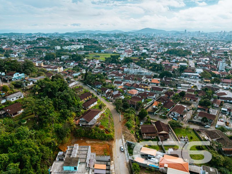 Excelente Oportunidade de Investimento no Bairro Itaum, Joinville/SC!

Apresentamos a você um excepcional terreno disponível para venda, localizado no charmoso Bairro Itaum, em Joinville/SC. Este é o momento de transformar seu sonho em realidade em uma das cidades mais promissoras de Santa Catarina!

Detalhes do Terreno:
Com uma área total de 949,20m², este terreno possui dimensões perfeitas para diversas possibilidades de construção. A frente mede 23,07m, os fundos 40,20m, enquanto as laterais possuem 30,00m e 34,55m, respectivamente. A face leste garante a entrada da luz do sol durante a manhã, proporcionando um ambiente mais iluminado e agradável. 

Ideal para Investimento ou Troca:
Se você deseja investir ou, se já possui imóvel em Joinville, estamos abertos a propostas de troca por residências localizadas em bairros próximos, como Floresta, Guanabara, Bucarein, entre outros listados. Esta é a chance perfeita para expandir seus horizontes no mercado imobiliário, garantindo um ótimo retorno sobre o investimento.

Entre em Contato com a Melhor Imobiliária da Região!
A 636 Negócios Imobiliários, com mais de 30 anos de experiência, está à disposição para ajudá-lo a concretizar este negócio. Nossa equipe está pronta para guiá-lo em cada etapa do processo, transformando o potencial deste terreno em seu novo lar ou investimento.

A 636 Negócios Imobiliários é sua parceira de confiança para realizar o melhor investimento no mercado imobiliário. Faça a escolha certa e descubra um mundo de possibilidades em Joinville!
 
636 NEGÓCIOS IMOBILIÁRIOS: A SUA MELHOR ESCOLHA
Com mais de 30 anos de experiência, a 636 Negócios Imobiliários é sua parceira ideal para encontrar o imóvel perfeito. Estamos prontos para ajudá-lo a fazer deste imóvel o seu novo lar.
 
Telefone: (47) 3451-0636
WhatsApp: (47) 99190-0636
 
Não perca esta oportunidade única. Visite nosso site para mais informações: i636.com.br