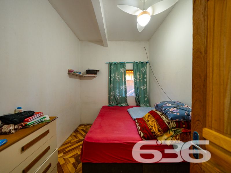 Ótima oportunidade em Balneário Barra do Sul/SC – Terreno amplo com residência térrea!
Para quem busca espaço, tranquilidade e um imóvel com ótimo potencial de melhorias, esta é uma oportunidade que vale conferir!
Localizada no bairro Pinheiros, esta residência térrea está posicionada em frente ao asfalto, oferecendo praticidade de acesso.
A casa conta com aproximadamente 110m² de área construída, dispostos de forma funcional em 4 dormitórios, 2 banheiros, sala de estar e cozinha.
A garagem coberta comporta um veículo, com mais três vagas descobertas no pátio interno. O imóvel encontra-se murado e já possui conexão com internet por fibra, o que traz praticidade para o dia a dia, inclusive para quem trabalha de casa.
Além disso, o imóvel está próximo a vias de acesso, transporte público e serviços essenciais, unindo o melhor da tranquilidade do litoral com a conveniência urbana.
Aceita propostas. Agende sua visita com a equipe da 636 Negócios Imobiliários, empresa com mais de 30 anos de credibilidade e atuação técnica no mercado. Aqui, cada negociação é conduzida com seriedade, comprometimento e o respaldo jurídico que só uma imobiliária referência pode oferecer.
636 NEGÓCIOS IMOBILIÁRIOS: A SUA MELHOR ESCOLHA
Com mais de 30 anos de experiência, a 636 Negócios Imobiliários é sua parceira ideal para encontrar o imóvel perfeito. Estamos prontos para ajudá-lo a fazer deste imóvel o seu novo lar.
Telefone: (47) 3451-0636
WhatsApp: (47) 99190-0636
Não perca esta oportunidade única. Visite nosso site para mais informações: i636.com.br