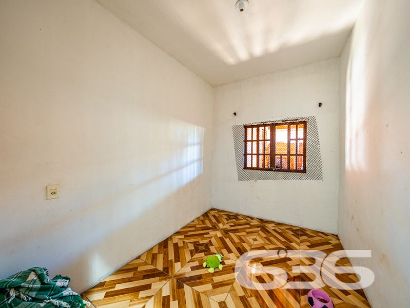 Ótima oportunidade em Balneário Barra do Sul/SC – Terreno amplo com residência térrea!
Para quem busca espaço, tranquilidade e um imóvel com ótimo potencial de melhorias, esta é uma oportunidade que vale conferir!
Localizada no bairro Pinheiros, esta residência térrea está posicionada em frente ao asfalto, oferecendo praticidade de acesso.
A casa conta com aproximadamente 110m² de área construída, dispostos de forma funcional em 4 dormitórios, 2 banheiros, sala de estar e cozinha.
A garagem coberta comporta um veículo, com mais três vagas descobertas no pátio interno. O imóvel encontra-se murado e já possui conexão com internet por fibra, o que traz praticidade para o dia a dia, inclusive para quem trabalha de casa.
Além disso, o imóvel está próximo a vias de acesso, transporte público e serviços essenciais, unindo o melhor da tranquilidade do litoral com a conveniência urbana.
Aceita propostas. Agende sua visita com a equipe da 636 Negócios Imobiliários, empresa com mais de 30 anos de credibilidade e atuação técnica no mercado. Aqui, cada negociação é conduzida com seriedade, comprometimento e o respaldo jurídico que só uma imobiliária referência pode oferecer.
636 NEGÓCIOS IMOBILIÁRIOS: A SUA MELHOR ESCOLHA
Com mais de 30 anos de experiência, a 636 Negócios Imobiliários é sua parceira ideal para encontrar o imóvel perfeito. Estamos prontos para ajudá-lo a fazer deste imóvel o seu novo lar.
Telefone: (47) 3451-0636
WhatsApp: (47) 99190-0636
Não perca esta oportunidade única. Visite nosso site para mais informações: i636.com.br