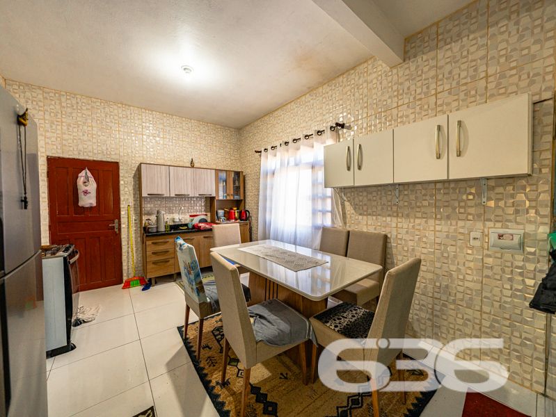 Ótima oportunidade em Balneário Barra do Sul/SC – Terreno amplo com residência térrea!
Para quem busca espaço, tranquilidade e um imóvel com ótimo potencial de melhorias, esta é uma oportunidade que vale conferir!
Localizada no bairro Pinheiros, esta residência térrea está posicionada em frente ao asfalto, oferecendo praticidade de acesso.
A casa conta com aproximadamente 110m² de área construída, dispostos de forma funcional em 4 dormitórios, 2 banheiros, sala de estar e cozinha.
A garagem coberta comporta um veículo, com mais três vagas descobertas no pátio interno. O imóvel encontra-se murado e já possui conexão com internet por fibra, o que traz praticidade para o dia a dia, inclusive para quem trabalha de casa.
Além disso, o imóvel está próximo a vias de acesso, transporte público e serviços essenciais, unindo o melhor da tranquilidade do litoral com a conveniência urbana.
Aceita propostas. Agende sua visita com a equipe da 636 Negócios Imobiliários, empresa com mais de 30 anos de credibilidade e atuação técnica no mercado. Aqui, cada negociação é conduzida com seriedade, comprometimento e o respaldo jurídico que só uma imobiliária referência pode oferecer.
636 NEGÓCIOS IMOBILIÁRIOS: A SUA MELHOR ESCOLHA
Com mais de 30 anos de experiência, a 636 Negócios Imobiliários é sua parceira ideal para encontrar o imóvel perfeito. Estamos prontos para ajudá-lo a fazer deste imóvel o seu novo lar.
Telefone: (47) 3451-0636
WhatsApp: (47) 99190-0636
Não perca esta oportunidade única. Visite nosso site para mais informações: i636.com.br
