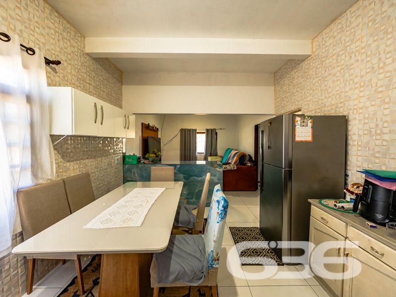 Ótima oportunidade em Balneário Barra do Sul/SC – Terreno amplo com residência térrea!
Para quem busca espaço, tranquilidade e um imóvel com ótimo potencial de melhorias, esta é uma oportunidade que vale conferir!
Localizada no bairro Pinheiros, esta residência térrea está posicionada em frente ao asfalto, oferecendo praticidade de acesso.
A casa conta com aproximadamente 110m² de área construída, dispostos de forma funcional em 4 dormitórios, 2 banheiros, sala de estar e cozinha.
A garagem coberta comporta um veículo, com mais três vagas descobertas no pátio interno. O imóvel encontra-se murado e já possui conexão com internet por fibra, o que traz praticidade para o dia a dia, inclusive para quem trabalha de casa.
Além disso, o imóvel está próximo a vias de acesso, transporte público e serviços essenciais, unindo o melhor da tranquilidade do litoral com a conveniência urbana.
Aceita propostas. Agende sua visita com a equipe da 636 Negócios Imobiliários, empresa com mais de 30 anos de credibilidade e atuação técnica no mercado. Aqui, cada negociação é conduzida com seriedade, comprometimento e o respaldo jurídico que só uma imobiliária referência pode oferecer.
636 NEGÓCIOS IMOBILIÁRIOS: A SUA MELHOR ESCOLHA
Com mais de 30 anos de experiência, a 636 Negócios Imobiliários é sua parceira ideal para encontrar o imóvel perfeito. Estamos prontos para ajudá-lo a fazer deste imóvel o seu novo lar.
Telefone: (47) 3451-0636
WhatsApp: (47) 99190-0636
Não perca esta oportunidade única. Visite nosso site para mais informações: i636.com.br