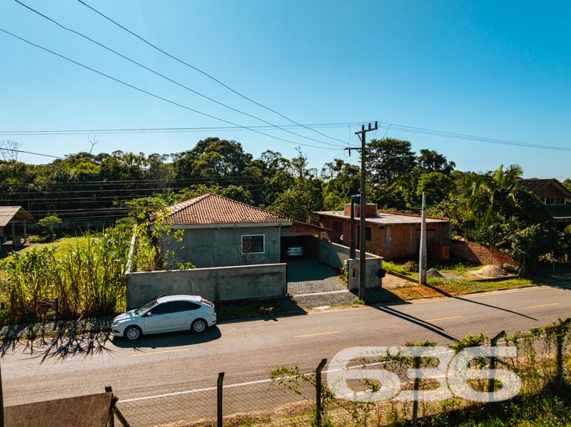Ótima oportunidade em Balneário Barra do Sul/SC – Terreno amplo com residência térrea!
Para quem busca espaço, tranquilidade e um imóvel com ótimo potencial de melhorias, esta é uma oportunidade que vale conferir!
Localizada no bairro Pinheiros, esta residência térrea está posicionada em frente ao asfalto, oferecendo praticidade de acesso.
A casa conta com aproximadamente 110m² de área construída, dispostos de forma funcional em 4 dormitórios, 2 banheiros, sala de estar e cozinha.
A garagem coberta comporta um veículo, com mais três vagas descobertas no pátio interno. O imóvel encontra-se murado e já possui conexão com internet por fibra, o que traz praticidade para o dia a dia, inclusive para quem trabalha de casa.
Além disso, o imóvel está próximo a vias de acesso, transporte público e serviços essenciais, unindo o melhor da tranquilidade do litoral com a conveniência urbana.
Aceita propostas. Agende sua visita com a equipe da 636 Negócios Imobiliários, empresa com mais de 30 anos de credibilidade e atuação técnica no mercado. Aqui, cada negociação é conduzida com seriedade, comprometimento e o respaldo jurídico que só uma imobiliária referência pode oferecer.
636 NEGÓCIOS IMOBILIÁRIOS: A SUA MELHOR ESCOLHA
Com mais de 30 anos de experiência, a 636 Negócios Imobiliários é sua parceira ideal para encontrar o imóvel perfeito. Estamos prontos para ajudá-lo a fazer deste imóvel o seu novo lar.
Telefone: (47) 3451-0636
WhatsApp: (47) 99190-0636
Não perca esta oportunidade única. Visite nosso site para mais informações: i636.com.br