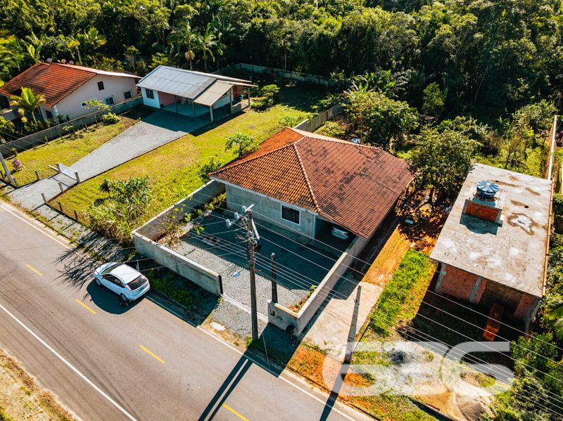 Ótima oportunidade em Balneário Barra do Sul/SC – Terreno amplo com residência térrea!
Para quem busca espaço, tranquilidade e um imóvel com ótimo potencial de melhorias, esta é uma oportunidade que vale conferir!
Localizada no bairro Pinheiros, esta residência térrea está posicionada em frente ao asfalto, oferecendo praticidade de acesso.
A casa conta com aproximadamente 110m² de área construída, dispostos de forma funcional em 4 dormitórios, 2 banheiros, sala de estar e cozinha.
A garagem coberta comporta um veículo, com mais três vagas descobertas no pátio interno. O imóvel encontra-se murado e já possui conexão com internet por fibra, o que traz praticidade para o dia a dia, inclusive para quem trabalha de casa.
Além disso, o imóvel está próximo a vias de acesso, transporte público e serviços essenciais, unindo o melhor da tranquilidade do litoral com a conveniência urbana.
Aceita propostas. Agende sua visita com a equipe da 636 Negócios Imobiliários, empresa com mais de 30 anos de credibilidade e atuação técnica no mercado. Aqui, cada negociação é conduzida com seriedade, comprometimento e o respaldo jurídico que só uma imobiliária referência pode oferecer.
636 NEGÓCIOS IMOBILIÁRIOS: A SUA MELHOR ESCOLHA
Com mais de 30 anos de experiência, a 636 Negócios Imobiliários é sua parceira ideal para encontrar o imóvel perfeito. Estamos prontos para ajudá-lo a fazer deste imóvel o seu novo lar.
Telefone: (47) 3451-0636
WhatsApp: (47) 99190-0636
Não perca esta oportunidade única. Visite nosso site para mais informações: i636.com.br