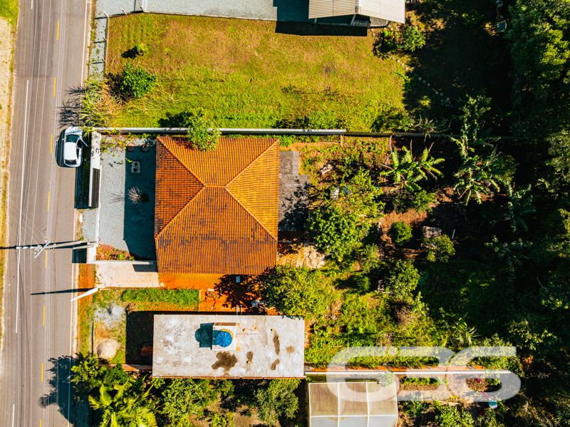 Ótima oportunidade em Balneário Barra do Sul/SC – Terreno amplo com residência térrea!
Para quem busca espaço, tranquilidade e um imóvel com ótimo potencial de melhorias, esta é uma oportunidade que vale conferir!
Localizada no bairro Pinheiros, esta residência térrea está posicionada em frente ao asfalto, oferecendo praticidade de acesso.
A casa conta com aproximadamente 110m² de área construída, dispostos de forma funcional em 4 dormitórios, 2 banheiros, sala de estar e cozinha.
A garagem coberta comporta um veículo, com mais três vagas descobertas no pátio interno. O imóvel encontra-se murado e já possui conexão com internet por fibra, o que traz praticidade para o dia a dia, inclusive para quem trabalha de casa.
Além disso, o imóvel está próximo a vias de acesso, transporte público e serviços essenciais, unindo o melhor da tranquilidade do litoral com a conveniência urbana.
Aceita propostas. Agende sua visita com a equipe da 636 Negócios Imobiliários, empresa com mais de 30 anos de credibilidade e atuação técnica no mercado. Aqui, cada negociação é conduzida com seriedade, comprometimento e o respaldo jurídico que só uma imobiliária referência pode oferecer.
636 NEGÓCIOS IMOBILIÁRIOS: A SUA MELHOR ESCOLHA
Com mais de 30 anos de experiência, a 636 Negócios Imobiliários é sua parceira ideal para encontrar o imóvel perfeito. Estamos prontos para ajudá-lo a fazer deste imóvel o seu novo lar.
Telefone: (47) 3451-0636
WhatsApp: (47) 99190-0636
Não perca esta oportunidade única. Visite nosso site para mais informações: i636.com.br