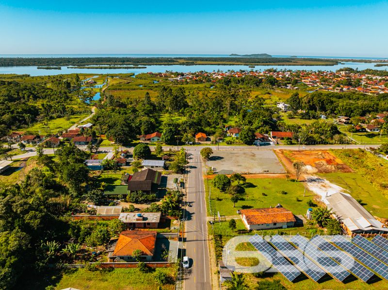 Ótima oportunidade em Balneário Barra do Sul/SC – Terreno amplo com residência térrea!
Para quem busca espaço, tranquilidade e um imóvel com ótimo potencial de melhorias, esta é uma oportunidade que vale conferir!
Localizada no bairro Pinheiros, esta residência térrea está posicionada em frente ao asfalto, oferecendo praticidade de acesso.
A casa conta com aproximadamente 110m² de área construída, dispostos de forma funcional em 4 dormitórios, 2 banheiros, sala de estar e cozinha.
A garagem coberta comporta um veículo, com mais três vagas descobertas no pátio interno. O imóvel encontra-se murado e já possui conexão com internet por fibra, o que traz praticidade para o dia a dia, inclusive para quem trabalha de casa.
Além disso, o imóvel está próximo a vias de acesso, transporte público e serviços essenciais, unindo o melhor da tranquilidade do litoral com a conveniência urbana.
Aceita propostas. Agende sua visita com a equipe da 636 Negócios Imobiliários, empresa com mais de 30 anos de credibilidade e atuação técnica no mercado. Aqui, cada negociação é conduzida com seriedade, comprometimento e o respaldo jurídico que só uma imobiliária referência pode oferecer.
636 NEGÓCIOS IMOBILIÁRIOS: A SUA MELHOR ESCOLHA
Com mais de 30 anos de experiência, a 636 Negócios Imobiliários é sua parceira ideal para encontrar o imóvel perfeito. Estamos prontos para ajudá-lo a fazer deste imóvel o seu novo lar.
Telefone: (47) 3451-0636
WhatsApp: (47) 99190-0636
Não perca esta oportunidade única. Visite nosso site para mais informações: i636.com.br