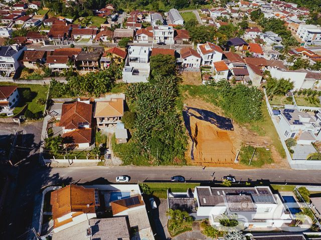 INVISTA NESTE LOTE COM 830m² NO BAIRRO ANITA GARIBALDI, EM JOINVILLE - ESTUDA PERMUTA.

Procura por um terreno espaçoso e com localização primorosa, perto do Centro de Joinville? Se sim, aqui está o que você desejava!

Este é um excelente lote, cuja extensão dispõe de 830m² e 21 metros de frente. Por sua localização magistral, o mesmo faz frente para uma rua tranquila e pavimentada, com diversas casas de alto padrão. Além disso, o terreno também fica à 3,5 km de distância do Centro de Joinville, bem como localiza-se próximo a transporte público, restaurantes, escolas, comércios em geral e muito mais.

Compre um terreno e, com sua criatividade, construa a casa dos seus sonhos! Ficou interessado? O que você está esperando!? Entre já em contato conosco!

Fale com seu corretor:
Telefone| 47 3451-0636
WhatsApp| 47 99190-0636

Imobiliária 636.