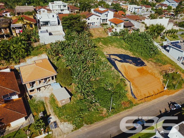INVISTA NESTE LOTE COM 830m² NO BAIRRO ANITA GARIBALDI, EM JOINVILLE - ESTUDA PERMUTA.

Procura por um terreno espaçoso e com localização primorosa, perto do Centro de Joinville? Se sim, aqui está o que você desejava!

Este é um excelente lote, cuja extensão dispõe de 830m² e 21 metros de frente. Por sua localização magistral, o mesmo faz frente para uma rua tranquila e pavimentada, com diversas casas de alto padrão. Além disso, o terreno também fica à 3,5 km de distância do Centro de Joinville, bem como localiza-se próximo a transporte público, restaurantes, escolas, comércios em geral e muito mais.

Compre um terreno e, com sua criatividade, construa a casa dos seus sonhos! Ficou interessado? O que você está esperando!? Entre já em contato conosco!

Fale com seu corretor:
Telefone| 47 3451-0636
WhatsApp| 47 99190-0636

Imobiliária 636.
