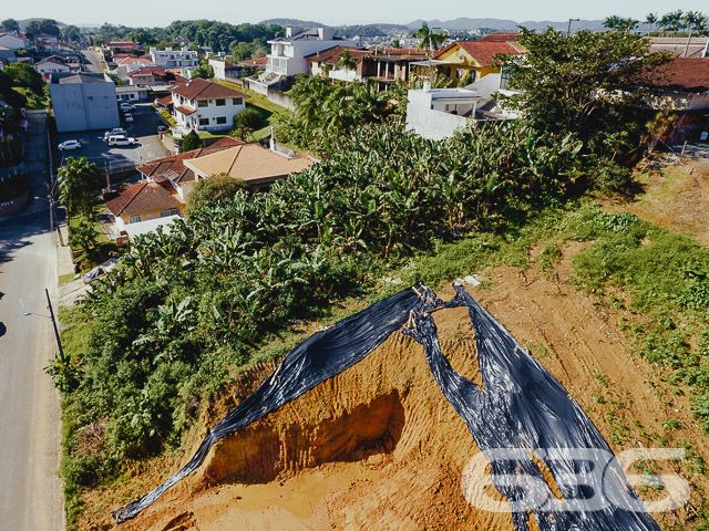 INVISTA NESTE LOTE COM 830m² NO BAIRRO ANITA GARIBALDI, EM JOINVILLE - ESTUDA PERMUTA.

Procura por um terreno espaçoso e com localização primorosa, perto do Centro de Joinville? Se sim, aqui está o que você desejava!

Este é um excelente lote, cuja extensão dispõe de 830m² e 21 metros de frente. Por sua localização magistral, o mesmo faz frente para uma rua tranquila e pavimentada, com diversas casas de alto padrão. Além disso, o terreno também fica à 3,5 km de distância do Centro de Joinville, bem como localiza-se próximo a transporte público, restaurantes, escolas, comércios em geral e muito mais.

Compre um terreno e, com sua criatividade, construa a casa dos seus sonhos! Ficou interessado? O que você está esperando!? Entre já em contato conosco!

Fale com seu corretor:
Telefone| 47 3451-0636
WhatsApp| 47 99190-0636

Imobiliária 636.