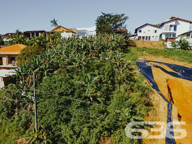 INVISTA NESTE LOTE COM 830m² NO BAIRRO ANITA GARIBALDI, EM JOINVILLE - ESTUDA PERMUTA.

Procura por um terreno espaçoso e com localização primorosa, perto do Centro de Joinville? Se sim, aqui está o que você desejava!

Este é um excelente lote, cuja extensão dispõe de 830m² e 21 metros de frente. Por sua localização magistral, o mesmo faz frente para uma rua tranquila e pavimentada, com diversas casas de alto padrão. Além disso, o terreno também fica à 3,5 km de distância do Centro de Joinville, bem como localiza-se próximo a transporte público, restaurantes, escolas, comércios em geral e muito mais.

Compre um terreno e, com sua criatividade, construa a casa dos seus sonhos! Ficou interessado? O que você está esperando!? Entre já em contato conosco!

Fale com seu corretor:
Telefone| 47 3451-0636
WhatsApp| 47 99190-0636

Imobiliária 636.