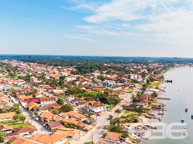 Terreno à Venda em Balneário Barra do Sul - Construa seu Refúgio Próximo à Natureza!

Localizado na pacata e charmosa Costeira, em Balneário Barra do Sul (SC), este terreno de 312,50 m² é o espaço ideal para quem deseja construir o seu refúgio cercado pela tranquilidade e beleza natural da região. Próximo à lagoa, este lote oferece a você a oportunidade única de investir em uma área que une a praticidade com a serenidade de uma localização privilegiada.

A face norte garante ótima incidência de luz solar ao longo do dia, valorizando ainda mais o conforto da futura construção.Sua localização estratégica perto da lagoa traz a tranquilidade e o contato direto com a natureza que muitas famílias buscam. Imagine-se em um ambiente rodeado por mata nativa, onde a privacidade e a serenidade se destacam.

Este terreno oferece versatilidade para projetos que valorizam a natureza ao redor e aproveitam a tranquilidade da região. Com fácil acesso a pontos essenciais e cercado por área verde, ele atende ao desejo de quem busca qualidade de vida e contato com o meio ambiente.

636 NEGÓCIOS IMOBILIÁRIOS: A SUA MELHOR ESCOLHA
Com mais de 30 anos de experiência, a 636 Negócios Imobiliários é sua parceira ideal para encontrar o imóvel perfeito. Estamos prontos para ajudá-lo a fazer deste imóvel o seu novo lar.
 
Telefone: (47) 3451-0636
WhatsApp: (47) 99190-0636
 
Não perca esta oportunidade única. Visite nosso site para mais informações: i636.com.br