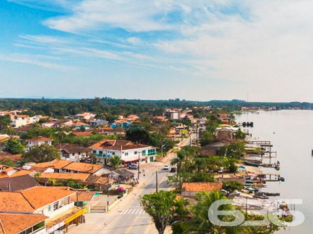 Terreno à Venda em Balneário Barra do Sul - Construa seu Refúgio Próximo à Natureza!

Localizado na pacata e charmosa Costeira, em Balneário Barra do Sul (SC), este terreno de 312,50 m² é o espaço ideal para quem deseja construir o seu refúgio cercado pela tranquilidade e beleza natural da região. Próximo à lagoa, este lote oferece a você a oportunidade única de investir em uma área que une a praticidade com a serenidade de uma localização privilegiada.

A face norte garante ótima incidência de luz solar ao longo do dia, valorizando ainda mais o conforto da futura construção.Sua localização estratégica perto da lagoa traz a tranquilidade e o contato direto com a natureza que muitas famílias buscam. Imagine-se em um ambiente rodeado por mata nativa, onde a privacidade e a serenidade se destacam.

Este terreno oferece versatilidade para projetos que valorizam a natureza ao redor e aproveitam a tranquilidade da região. Com fácil acesso a pontos essenciais e cercado por área verde, ele atende ao desejo de quem busca qualidade de vida e contato com o meio ambiente.

636 NEGÓCIOS IMOBILIÁRIOS: A SUA MELHOR ESCOLHA
Com mais de 30 anos de experiência, a 636 Negócios Imobiliários é sua parceira ideal para encontrar o imóvel perfeito. Estamos prontos para ajudá-lo a fazer deste imóvel o seu novo lar.
 
Telefone: (47) 3451-0636
WhatsApp: (47) 99190-0636
 
Não perca esta oportunidade única. Visite nosso site para mais informações: i636.com.br