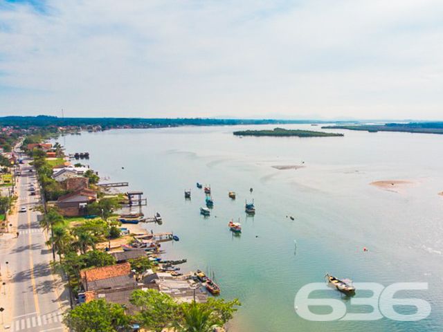 Terreno à Venda em Balneário Barra do Sul - Construa seu Refúgio Próximo à Natureza!

Localizado na pacata e charmosa Costeira, em Balneário Barra do Sul (SC), este terreno de 312,50 m² é o espaço ideal para quem deseja construir o seu refúgio cercado pela tranquilidade e beleza natural da região. Próximo à lagoa, este lote oferece a você a oportunidade única de investir em uma área que une a praticidade com a serenidade de uma localização privilegiada.

A face norte garante ótima incidência de luz solar ao longo do dia, valorizando ainda mais o conforto da futura construção.Sua localização estratégica perto da lagoa traz a tranquilidade e o contato direto com a natureza que muitas famílias buscam. Imagine-se em um ambiente rodeado por mata nativa, onde a privacidade e a serenidade se destacam.

Este terreno oferece versatilidade para projetos que valorizam a natureza ao redor e aproveitam a tranquilidade da região. Com fácil acesso a pontos essenciais e cercado por área verde, ele atende ao desejo de quem busca qualidade de vida e contato com o meio ambiente.

636 NEGÓCIOS IMOBILIÁRIOS: A SUA MELHOR ESCOLHA
Com mais de 30 anos de experiência, a 636 Negócios Imobiliários é sua parceira ideal para encontrar o imóvel perfeito. Estamos prontos para ajudá-lo a fazer deste imóvel o seu novo lar.
 
Telefone: (47) 3451-0636
WhatsApp: (47) 99190-0636
 
Não perca esta oportunidade única. Visite nosso site para mais informações: i636.com.br