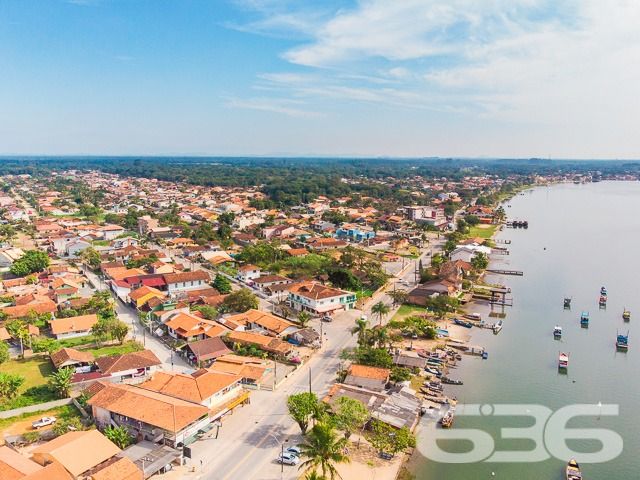 Terreno à Venda em Balneário Barra do Sul - Construa seu Refúgio Próximo à Natureza!

Localizado na pacata e charmosa Costeira, em Balneário Barra do Sul (SC), este terreno de 312,50 m² é o espaço ideal para quem deseja construir o seu refúgio cercado pela tranquilidade e beleza natural da região. Próximo à lagoa, este lote oferece a você a oportunidade única de investir em uma área que une a praticidade com a serenidade de uma localização privilegiada.

A face norte garante ótima incidência de luz solar ao longo do dia, valorizando ainda mais o conforto da futura construção.Sua localização estratégica perto da lagoa traz a tranquilidade e o contato direto com a natureza que muitas famílias buscam. Imagine-se em um ambiente rodeado por mata nativa, onde a privacidade e a serenidade se destacam.

Este terreno oferece versatilidade para projetos que valorizam a natureza ao redor e aproveitam a tranquilidade da região. Com fácil acesso a pontos essenciais e cercado por área verde, ele atende ao desejo de quem busca qualidade de vida e contato com o meio ambiente.

636 NEGÓCIOS IMOBILIÁRIOS: A SUA MELHOR ESCOLHA
Com mais de 30 anos de experiência, a 636 Negócios Imobiliários é sua parceira ideal para encontrar o imóvel perfeito. Estamos prontos para ajudá-lo a fazer deste imóvel o seu novo lar.
 
Telefone: (47) 3451-0636
WhatsApp: (47) 99190-0636
 
Não perca esta oportunidade única. Visite nosso site para mais informações: i636.com.br
