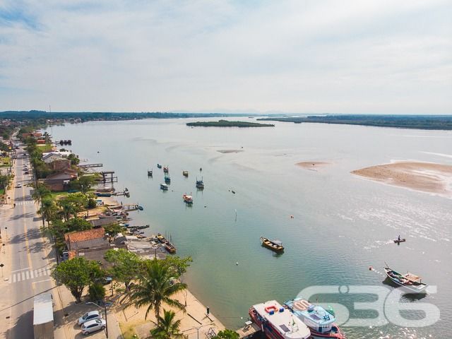 Terreno à Venda em Balneário Barra do Sul - Construa seu Refúgio Próximo à Natureza!

Localizado na pacata e charmosa Costeira, em Balneário Barra do Sul (SC), este terreno de 312,50 m² é o espaço ideal para quem deseja construir o seu refúgio cercado pela tranquilidade e beleza natural da região. Próximo à lagoa, este lote oferece a você a oportunidade única de investir em uma área que une a praticidade com a serenidade de uma localização privilegiada.

A face norte garante ótima incidência de luz solar ao longo do dia, valorizando ainda mais o conforto da futura construção.Sua localização estratégica perto da lagoa traz a tranquilidade e o contato direto com a natureza que muitas famílias buscam. Imagine-se em um ambiente rodeado por mata nativa, onde a privacidade e a serenidade se destacam.

Este terreno oferece versatilidade para projetos que valorizam a natureza ao redor e aproveitam a tranquilidade da região. Com fácil acesso a pontos essenciais e cercado por área verde, ele atende ao desejo de quem busca qualidade de vida e contato com o meio ambiente.

636 NEGÓCIOS IMOBILIÁRIOS: A SUA MELHOR ESCOLHA
Com mais de 30 anos de experiência, a 636 Negócios Imobiliários é sua parceira ideal para encontrar o imóvel perfeito. Estamos prontos para ajudá-lo a fazer deste imóvel o seu novo lar.
 
Telefone: (47) 3451-0636
WhatsApp: (47) 99190-0636
 
Não perca esta oportunidade única. Visite nosso site para mais informações: i636.com.br