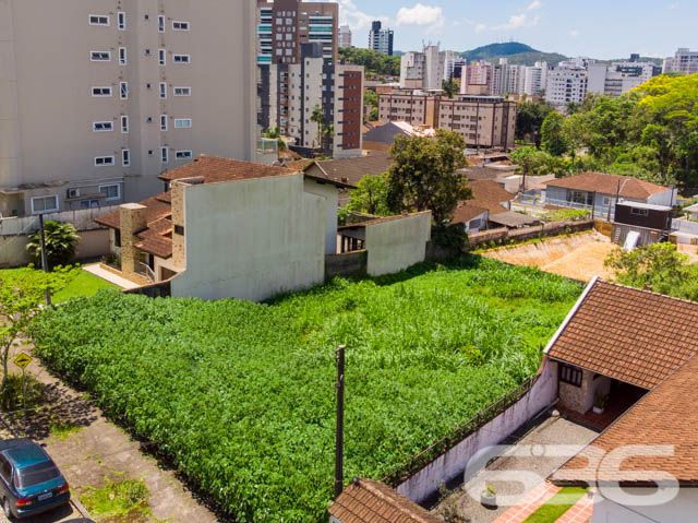 INVISTA NESTA AMPLA OPORTUNIDADE NO BAIRRO GLÓRIA!

Descubra o potencial deste magnífico terreno de 800m² no bairro Glória, em Joinville. Com uma frente de 20 metros para uma rua pavimentada e tranquila, este lote representa uma oportunidade rara para quem busca espaço e localização privilegiada.

Este terreno não é apenas um espaço vazio; é uma tela em branco para seus sonhos e projetos. Seja para construir um empreendimento residencial ou comercial, este lote oferece o cenário perfeito para transformar suas ideias em realidade.

A localização é um dos grandes atrativos deste terreno. Situado no bairro Glória, um dos mais desejados de Joinville, ele se beneficia da proximidade com transporte público, comércios variados, escolas e parques, garantindo conveniência e qualidade de vida.

Na 636 Negócios Imobiliários, entendemos a importância de encontrar o local ideal para seus projetos. Estamos aqui para ajudá-lo a explorar todas as possibilidades que este terreno oferece. Entre em contato conosco pelo telefone (47) 3451-0636 ou WhatsApp (47) 99190-0636 para mais informações e agende uma visita.

Este e outros milhares de imóveis no site: i636.com.br