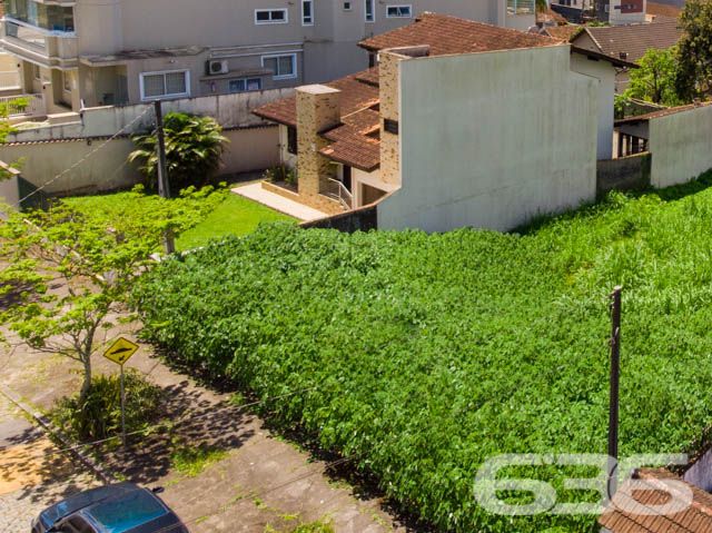 INVISTA NESTA AMPLA OPORTUNIDADE NO BAIRRO GLÓRIA!

Descubra o potencial deste magnífico terreno de 800m² no bairro Glória, em Joinville. Com uma frente de 20 metros para uma rua pavimentada e tranquila, este lote representa uma oportunidade rara para quem busca espaço e localização privilegiada.

Este terreno não é apenas um espaço vazio; é uma tela em branco para seus sonhos e projetos. Seja para construir um empreendimento residencial ou comercial, este lote oferece o cenário perfeito para transformar suas ideias em realidade.

A localização é um dos grandes atrativos deste terreno. Situado no bairro Glória, um dos mais desejados de Joinville, ele se beneficia da proximidade com transporte público, comércios variados, escolas e parques, garantindo conveniência e qualidade de vida.

Na 636 Negócios Imobiliários, entendemos a importância de encontrar o local ideal para seus projetos. Estamos aqui para ajudá-lo a explorar todas as possibilidades que este terreno oferece. Entre em contato conosco pelo telefone (47) 3451-0636 ou WhatsApp (47) 99190-0636 para mais informações e agende uma visita.

Este e outros milhares de imóveis no site: i636.com.br