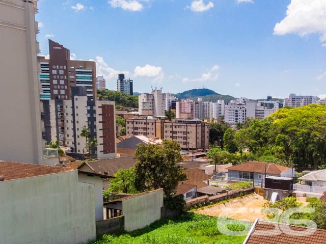 INVISTA NESTA AMPLA OPORTUNIDADE NO BAIRRO GLÓRIA!

Descubra o potencial deste magnífico terreno de 800m² no bairro Glória, em Joinville. Com uma frente de 20 metros para uma rua pavimentada e tranquila, este lote representa uma oportunidade rara para quem busca espaço e localização privilegiada.

Este terreno não é apenas um espaço vazio; é uma tela em branco para seus sonhos e projetos. Seja para construir um empreendimento residencial ou comercial, este lote oferece o cenário perfeito para transformar suas ideias em realidade.

A localização é um dos grandes atrativos deste terreno. Situado no bairro Glória, um dos mais desejados de Joinville, ele se beneficia da proximidade com transporte público, comércios variados, escolas e parques, garantindo conveniência e qualidade de vida.

Na 636 Negócios Imobiliários, entendemos a importância de encontrar o local ideal para seus projetos. Estamos aqui para ajudá-lo a explorar todas as possibilidades que este terreno oferece. Entre em contato conosco pelo telefone (47) 3451-0636 ou WhatsApp (47) 99190-0636 para mais informações e agende uma visita.

Este e outros milhares de imóveis no site: i636.com.br