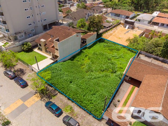 INVISTA NESTA AMPLA OPORTUNIDADE NO BAIRRO GLÓRIA!

Descubra o potencial deste magnífico terreno de 800m² no bairro Glória, em Joinville. Com uma frente de 20 metros para uma rua pavimentada e tranquila, este lote representa uma oportunidade rara para quem busca espaço e localização privilegiada.

Este terreno não é apenas um espaço vazio; é uma tela em branco para seus sonhos e projetos. Seja para construir um empreendimento residencial ou comercial, este lote oferece o cenário perfeito para transformar suas ideias em realidade.

A localização é um dos grandes atrativos deste terreno. Situado no bairro Glória, um dos mais desejados de Joinville, ele se beneficia da proximidade com transporte público, comércios variados, escolas e parques, garantindo conveniência e qualidade de vida.

Na 636 Negócios Imobiliários, entendemos a importância de encontrar o local ideal para seus projetos. Estamos aqui para ajudá-lo a explorar todas as possibilidades que este terreno oferece. Entre em contato conosco pelo telefone (47) 3451-0636 ou WhatsApp (47) 99190-0636 para mais informações e agende uma visita.

Este e outros milhares de imóveis no site: i636.com.br